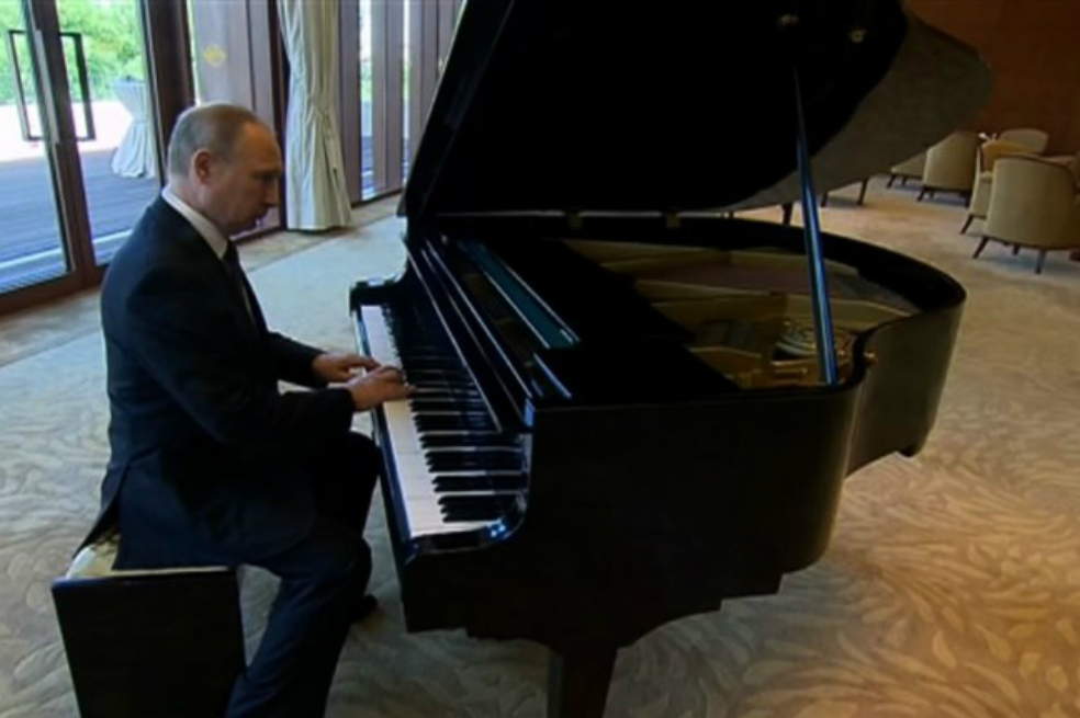 Vladimir Putin sorprende con sus habilidades en el piano