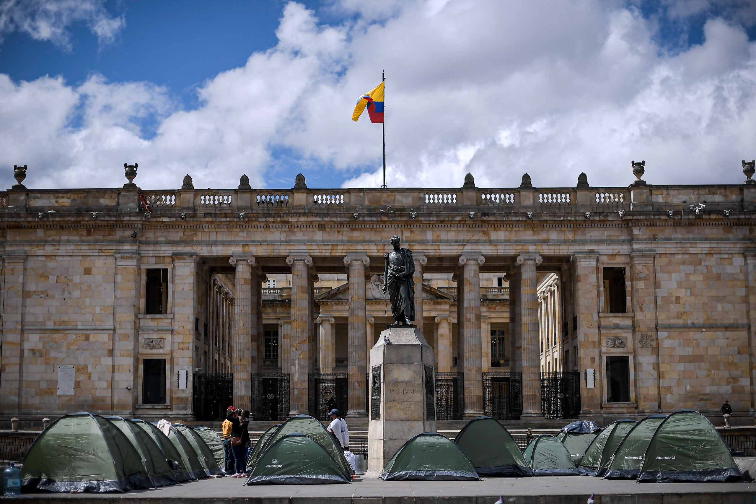 120 líderes y lideresas sociales de la región del Catatumbo permanecen apostados en la Plaza de Bolívar desde el 28 de enero. Buscan hablar con el presidente Petro para buscar soluciones que contribuyan al desescalamiento del conflicto en sus territorios.