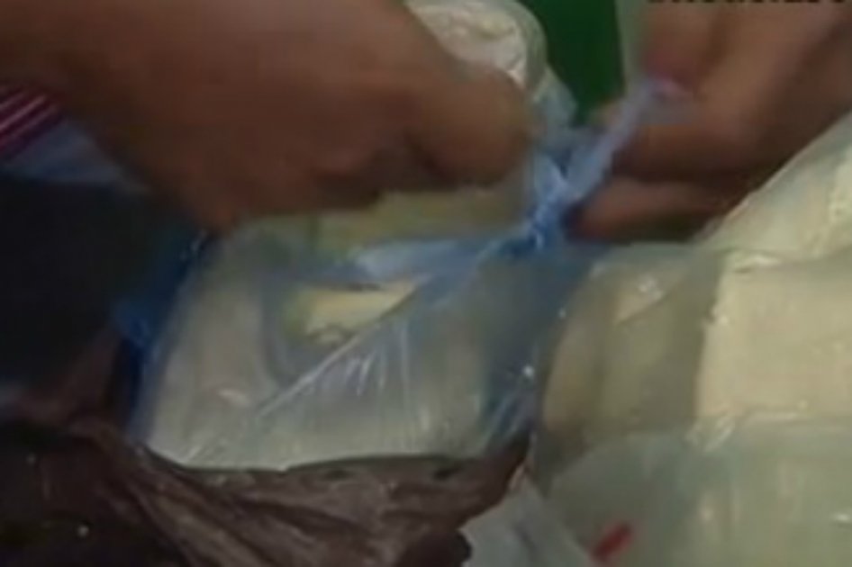 Las autoridades empezaron a retirar el queso que provenía del departamento de Bolívar / Imagen Noticias Caracol