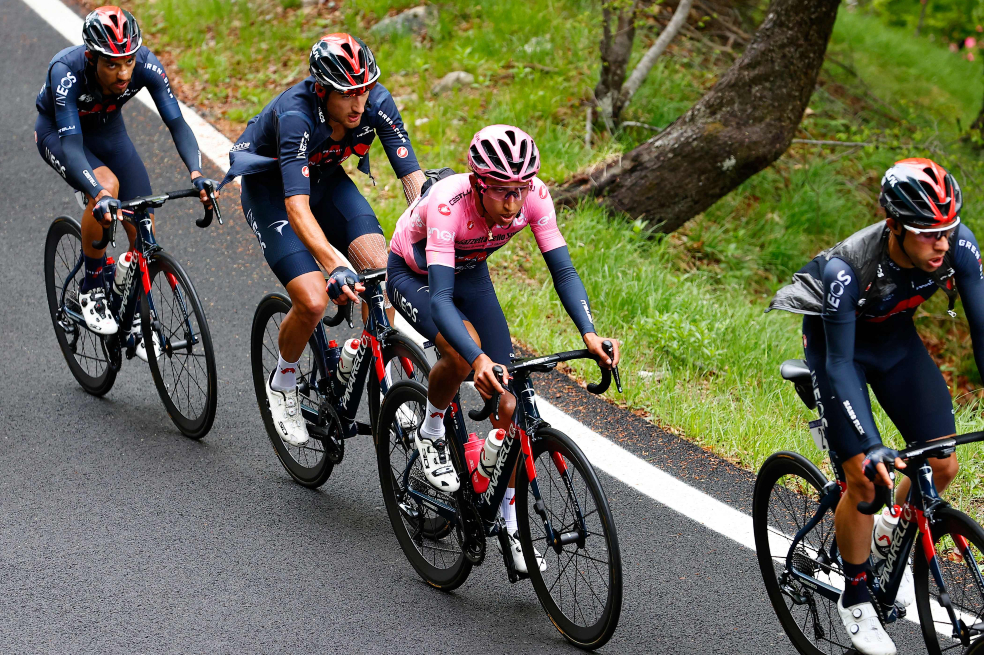 Egan Bernal administra el Giro a su manera