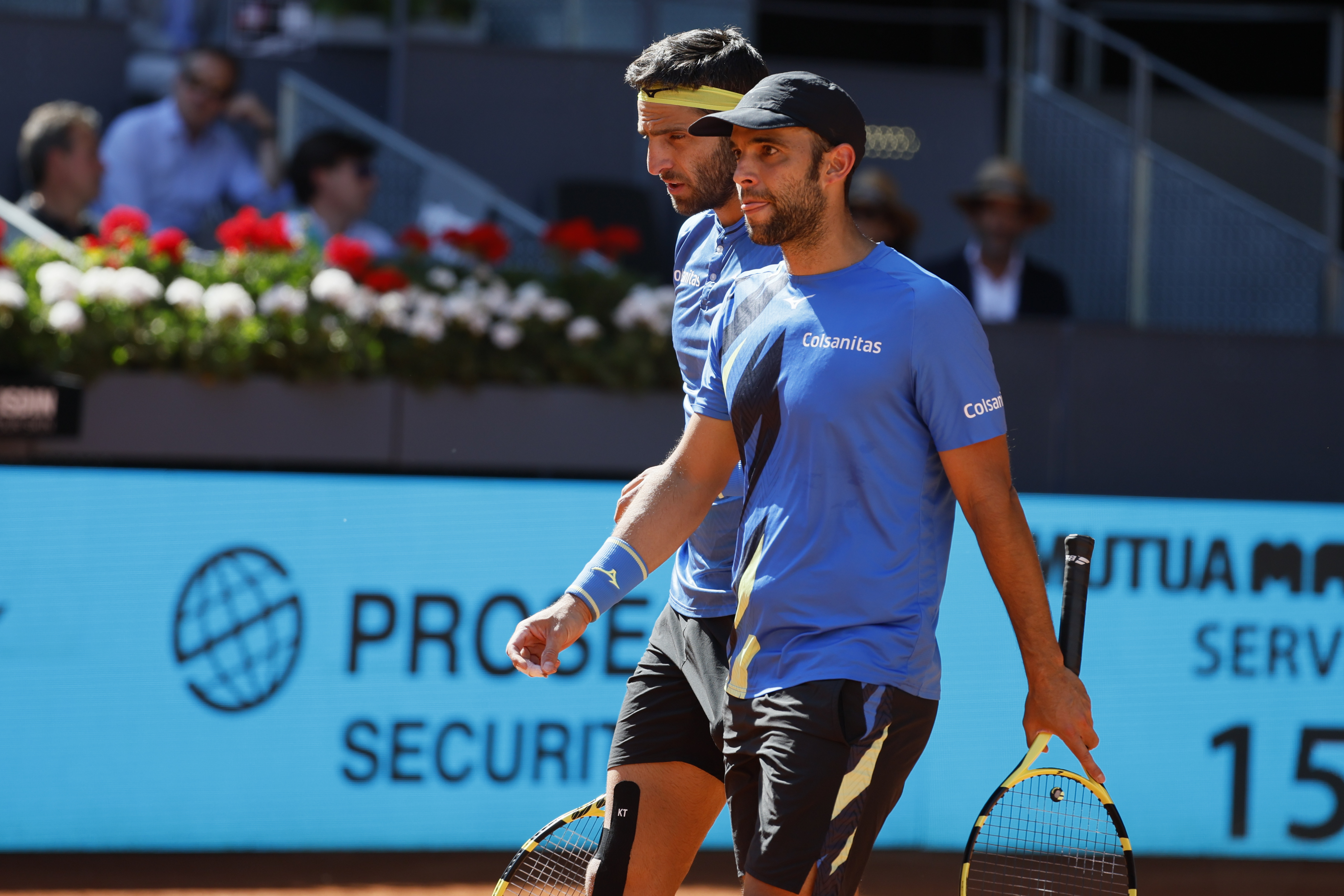 MADRID, 08/05/2022.- Los tenistas colombianos Juan-Sebastián Cabal y Robert Farah, durante la final de dobles del Mutua Madrid Open contra el tenista de Países Bajos Wesley Koolhof y el británico Neal Skupski, que se celebra hoy sábado en las instalaciones de la Caja Mágica, en Madrid. EFE / Juanjo Martín