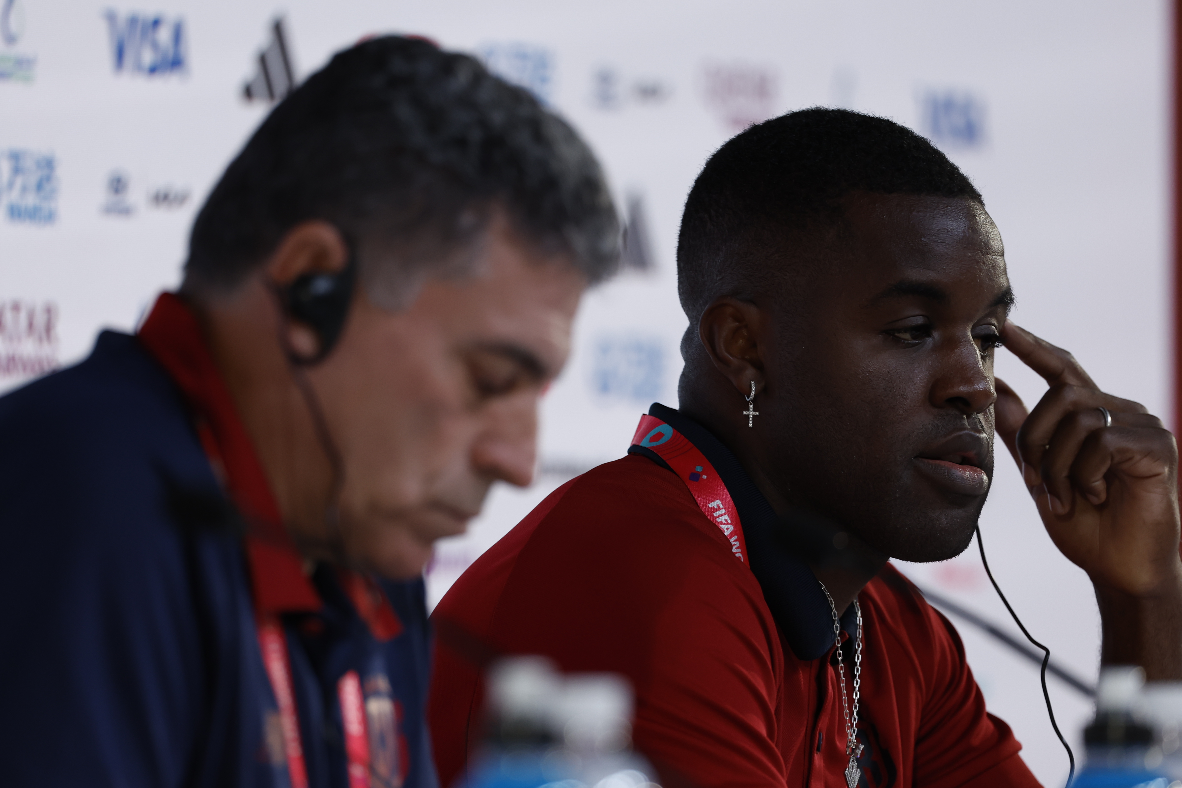 DOHA (CATAR), 26/11/2022.- El seleccionador de Costa Rica, Luis Fernando Suárez (i), y el delantero Joel Campbell (d) ofrecen una rueda de prensa en el estadio de Al Ahly Doha, en Catar, este sábado, en la víspera del encuentro de fase de grupos del Mundial de Fútbol Qatar 2022 ante Japón. EFE/JJ Guillén
