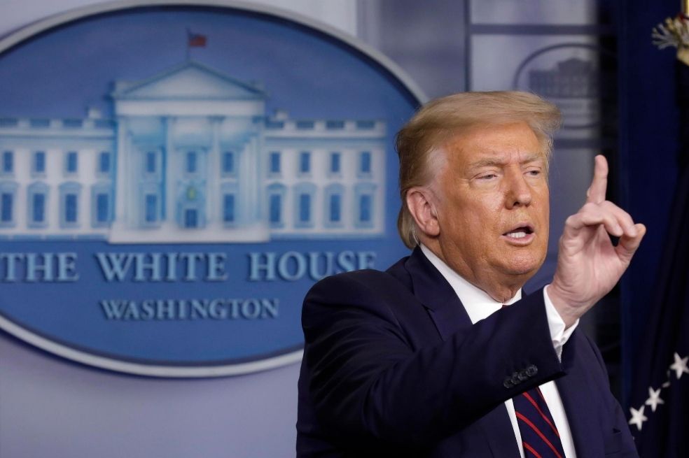 Donald Trump, el presidente que pide muchos favores
