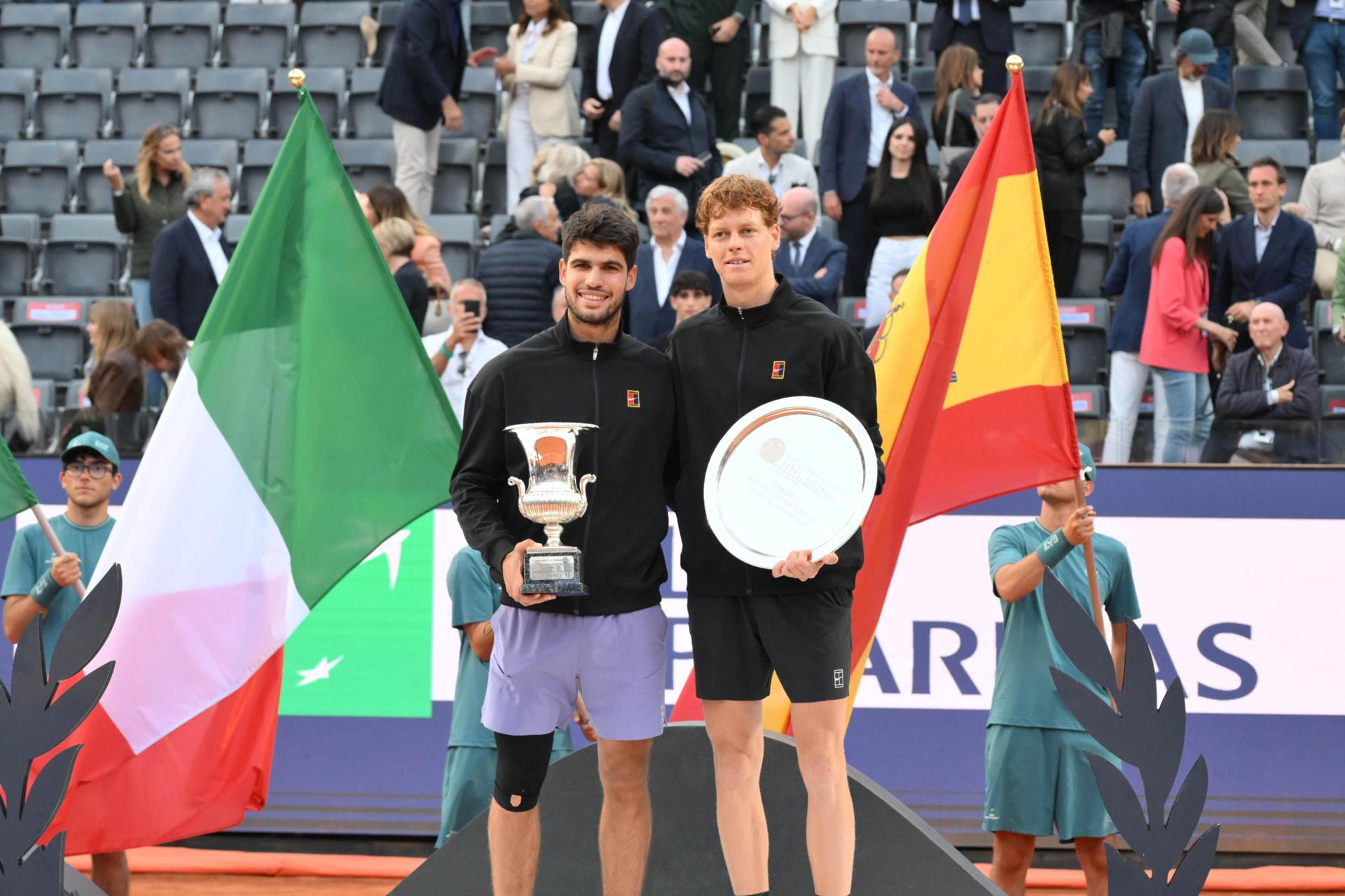 Roma (Italy), 18/05/2025.- Winner Carlos Alcaraz of Spain (L) and runner-up Jannik Sinner of Italy pose after their the Men's Singles final match of the Italian Open tennis tournament 2025, in Rome, Italy, 18 May 2025. (Tenis, Italia, España, Roma) EFE/EPA/Roberto Ramaccia

