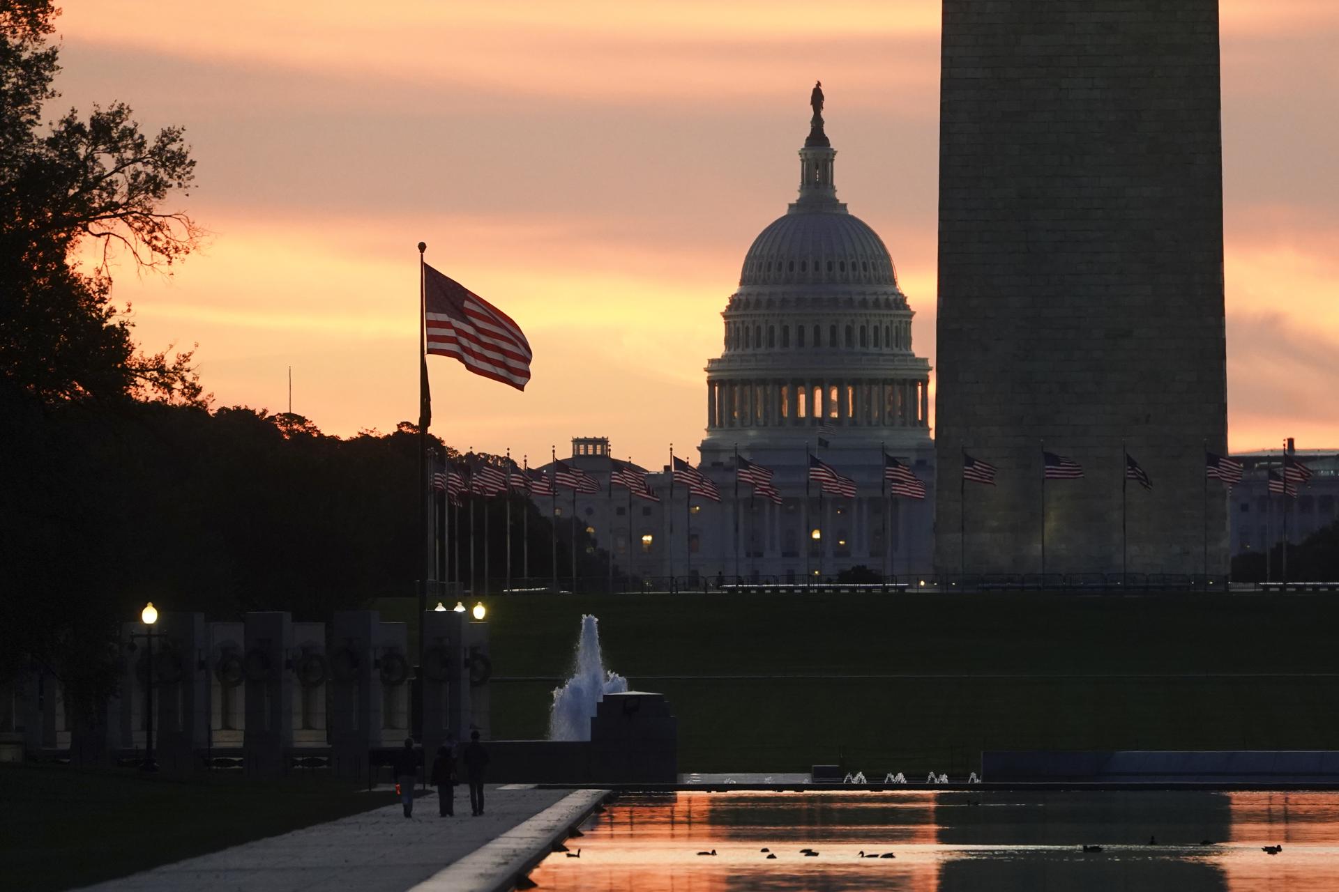 El Gobierno de Estados Unidos cierra mientras Trump desafía al Congreso y quiere más poder