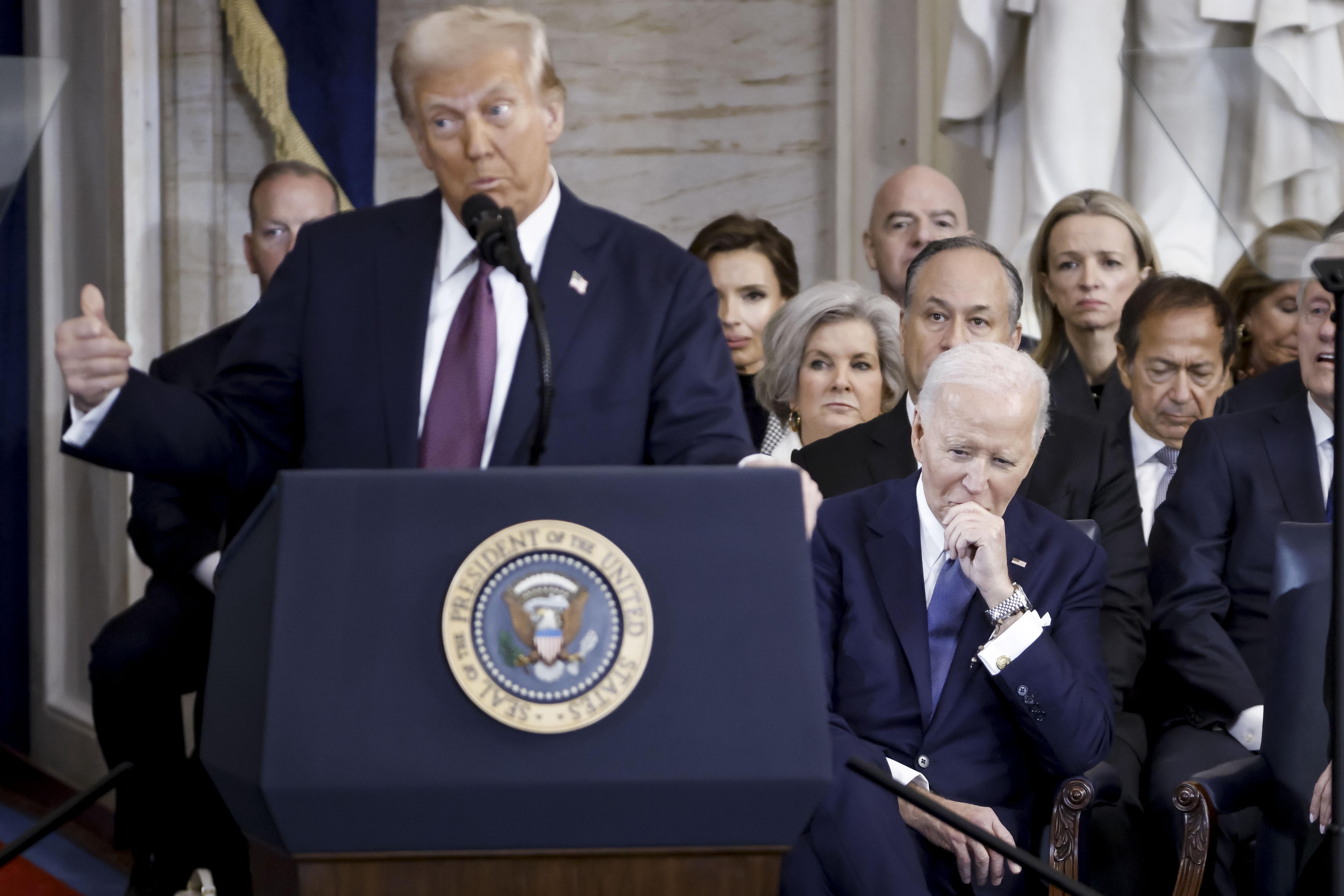 Washington (United States), 20/01/2025.- Former US President Joe Biden (R) listens as US President Donald Trump (L) delivers remarks after being sworn in as the 47th president of the United States in an inauguration ceremony in the rotunda of the United States Capitol in Washington, DC, USA, 20 January 2025. Trump, who defeated Kamala Harris, is being sworn in today as the 47th president of the United States. (Estados Unidos) EFE/EPA/SHAWN THEW / POOL