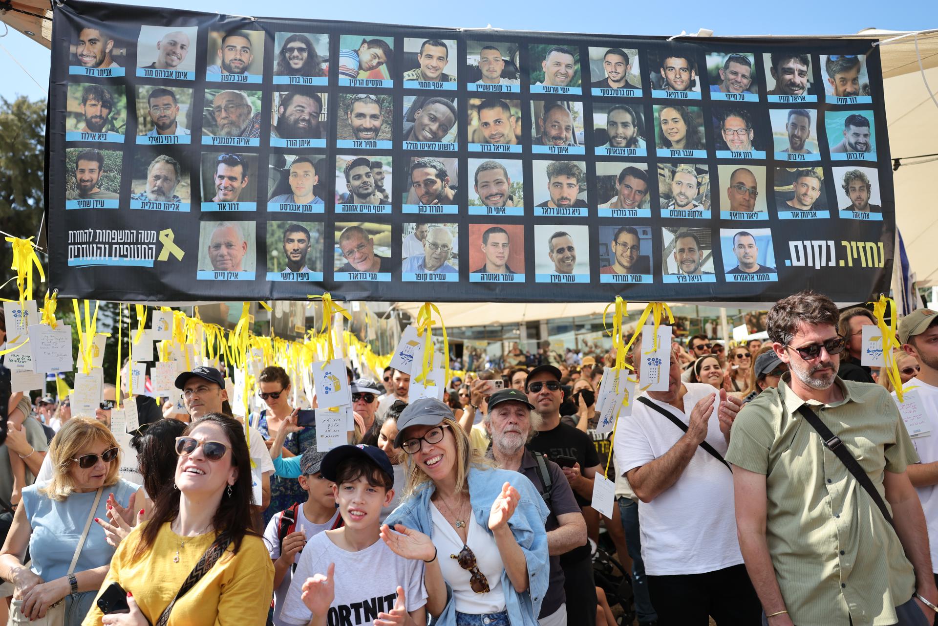 FOTODELDIA Tel Aviv (Israel), 13/10/2025.- Los israelíes celebran la liberación de los rehenes retenidos por Hamás mientras lo ven en una pantalla en la Plaza de los Rehenes en Tel Aviv, Israel, el 13 de octubre de 2025. Como parte del acuerdo de alto el fuego entre Israel y Hamás, está previsto que el 13 de octubre sean liberados unos 20 cautivos israelíes y alrededor de 2000 prisioneros palestinos. EFE/ABIR SULTAN