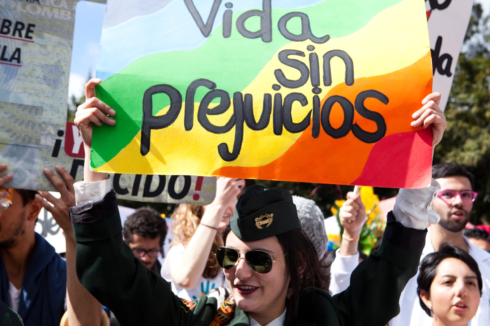 Santos firma decreto para evitar discriminación por orientación sexual