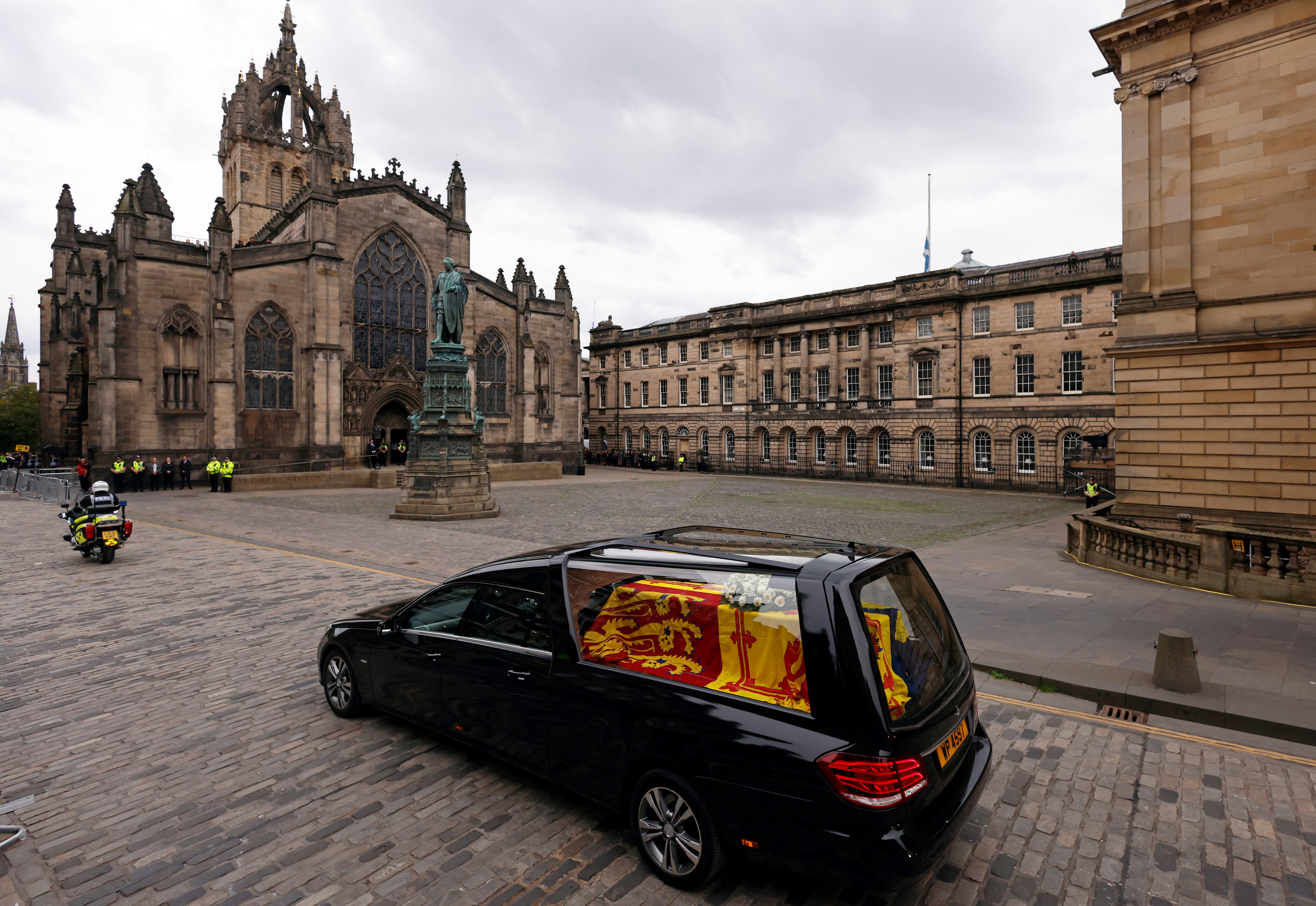 Así fue la caravana fúnebre de la reina Isabel II en Escocia