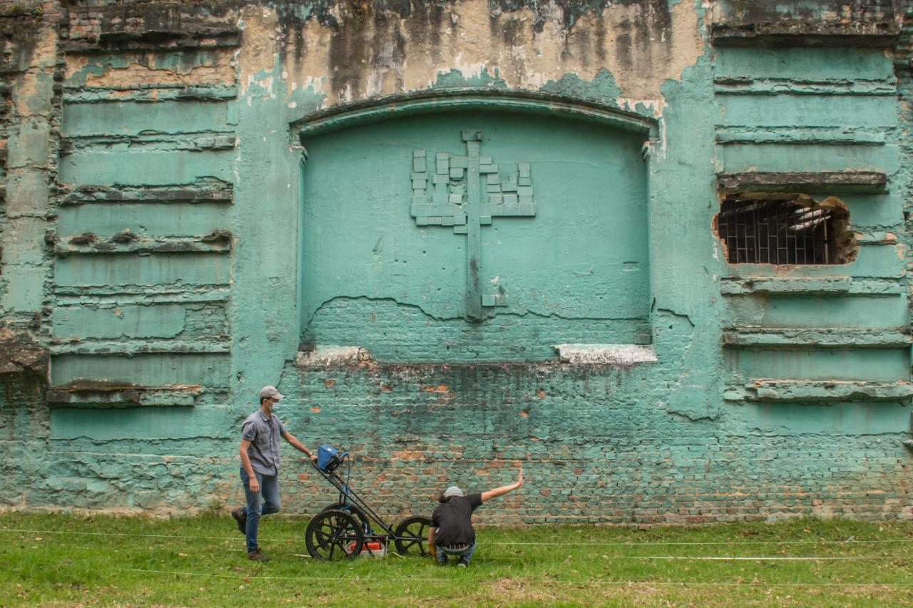 Buscan restos óseos bajo los columbarios del antiguo cementerio central, en Bogotá
