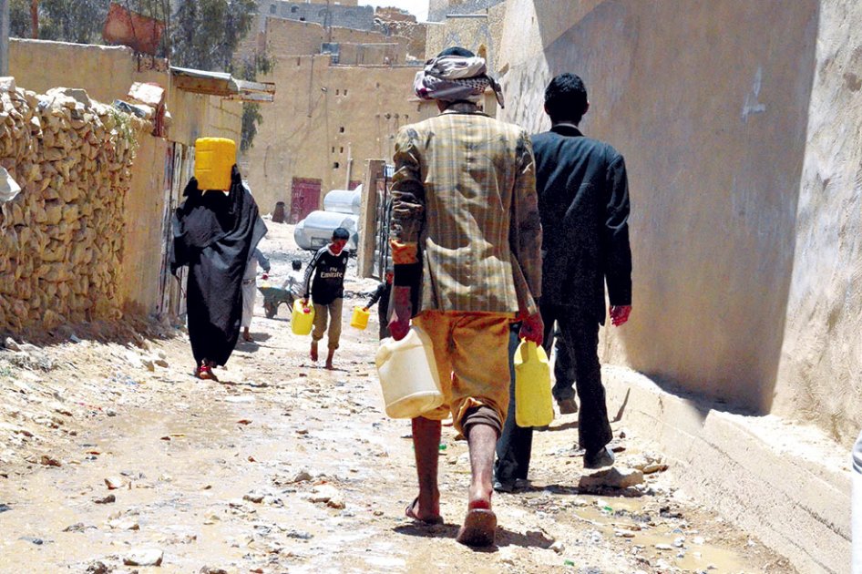 La población en el distrito de Khamer busca agua debido a que la escasez de combustible no permite que los camiones de reparto puedan proveerla en esa área. / Malak Shaher/MSF