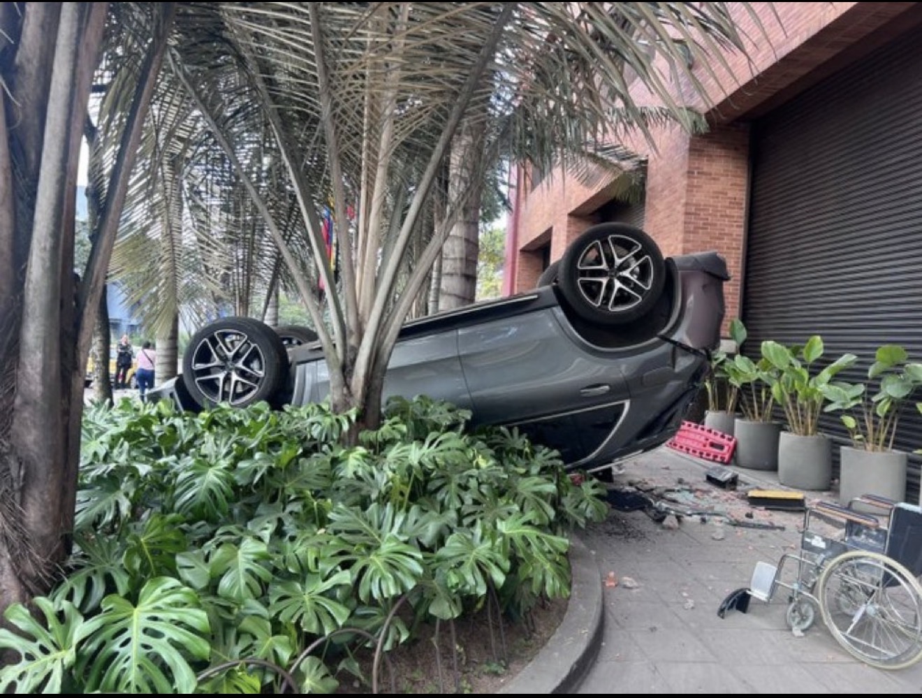 Vehículo cayó desde el segundo piso del Club El Nogal: hay un herido