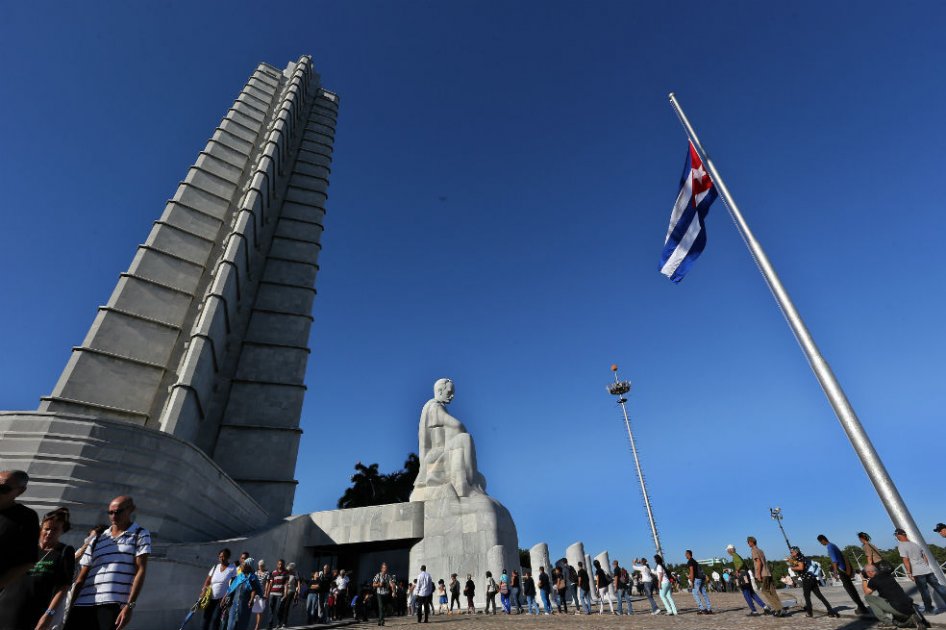 Cubanos empiezan a entrar a Plaza de la Revolución para despedirse de Fidel (Video)