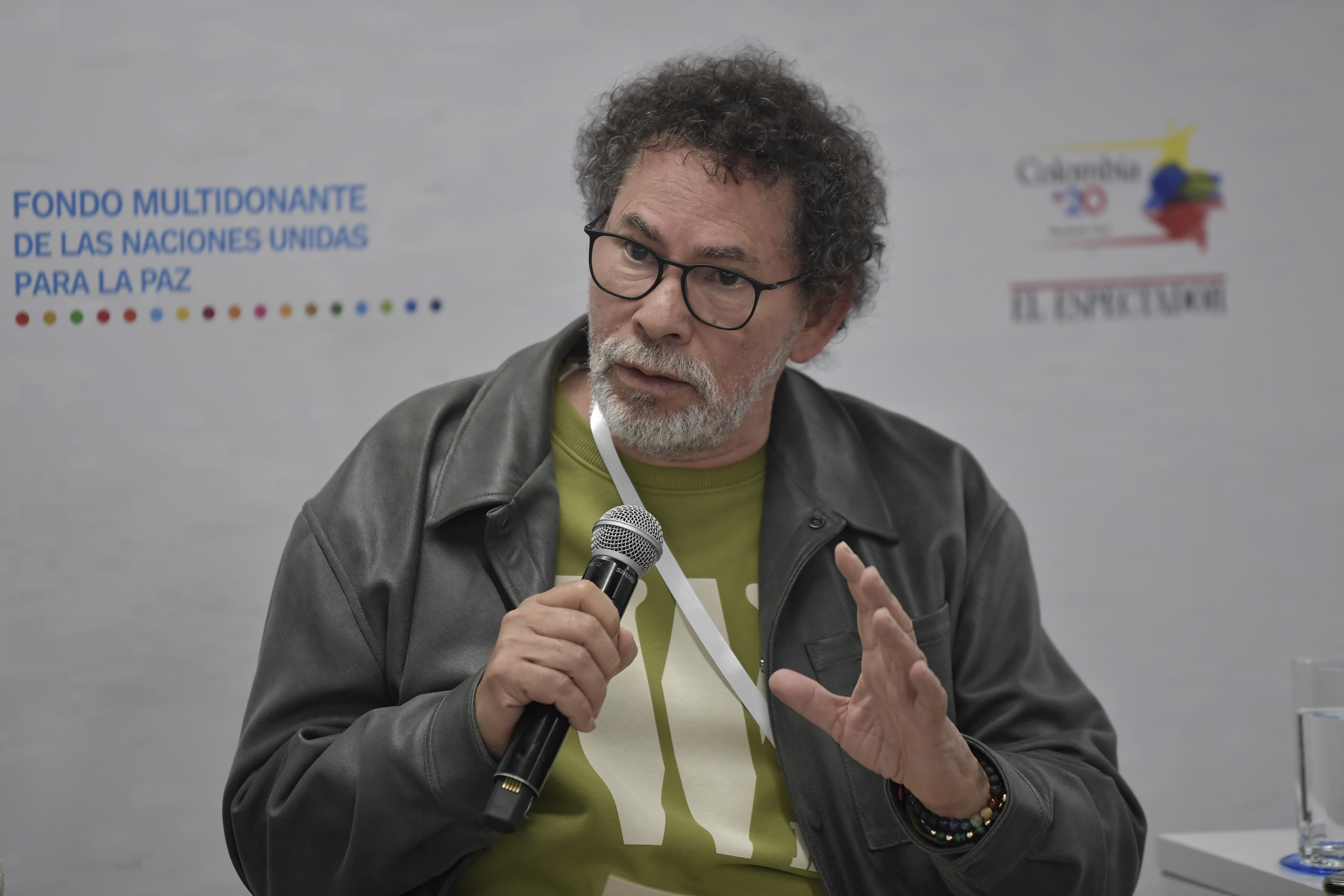 Firmante de paz durante conversatorio sobre los escenarios de paz y desarrollo realizada por el Programa de las Naciones Unidas para el Desarrollo (PNUD), Escuchar la Paz