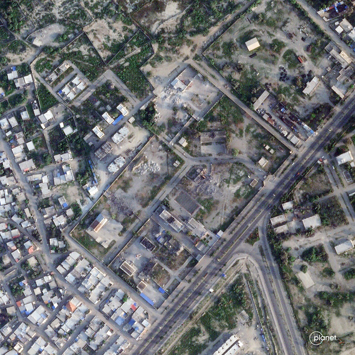 Esta imagen satelital, tomada por 2026 Planet Labs PBC, muestra los restos de la escuela primaria Shajareh Tayyebeh en Minab, provincia iraní de Hormozgán, tras ser alcanzada por los ataques estadounidenses e israelíes.