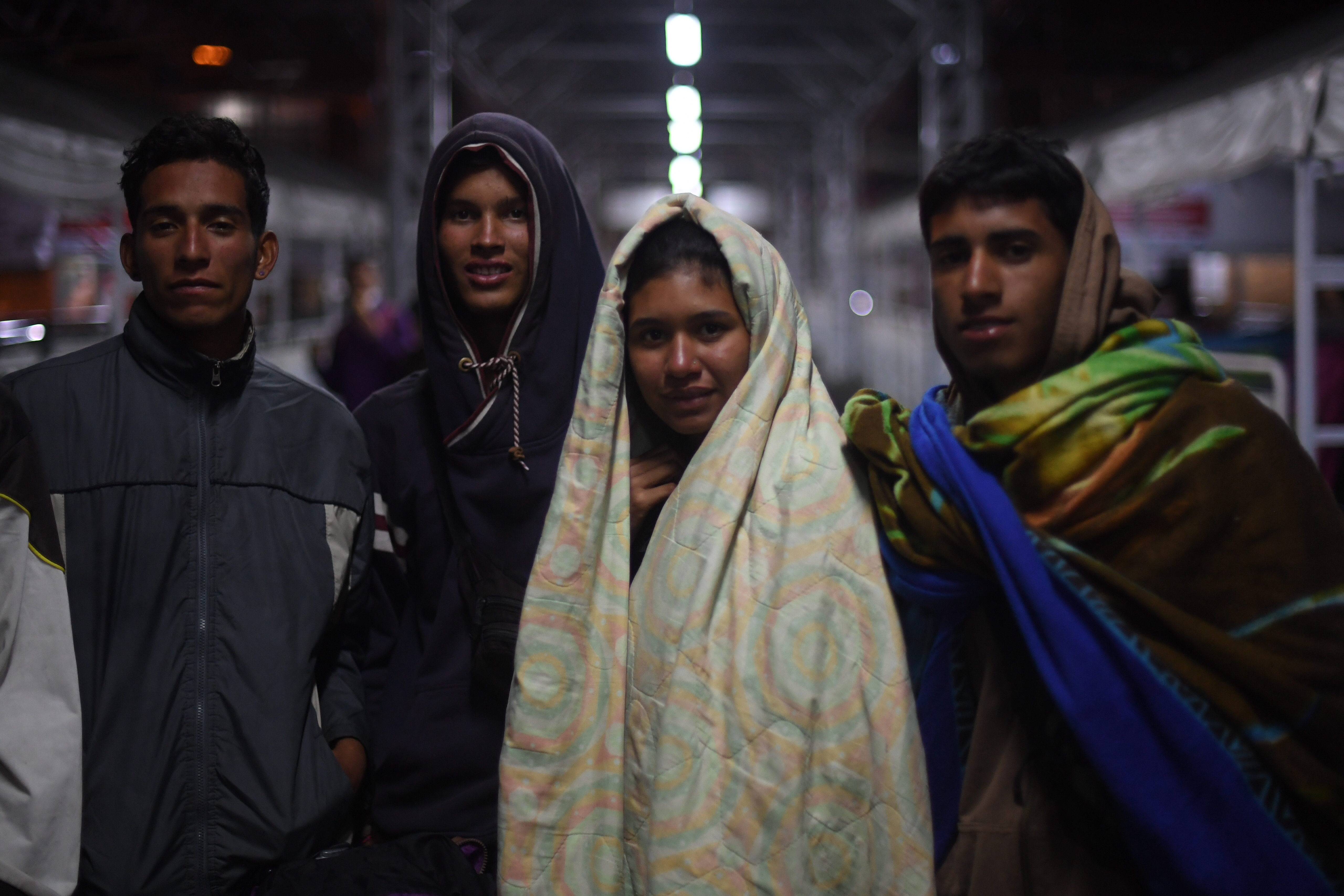 Familias de migrantes venezolanos esperan en el puente Rumichaca, frontera entre Colombia y Ecuador, la reapertura de este punto fronterizo hacia la población ecuatoriana de Tulcán.
