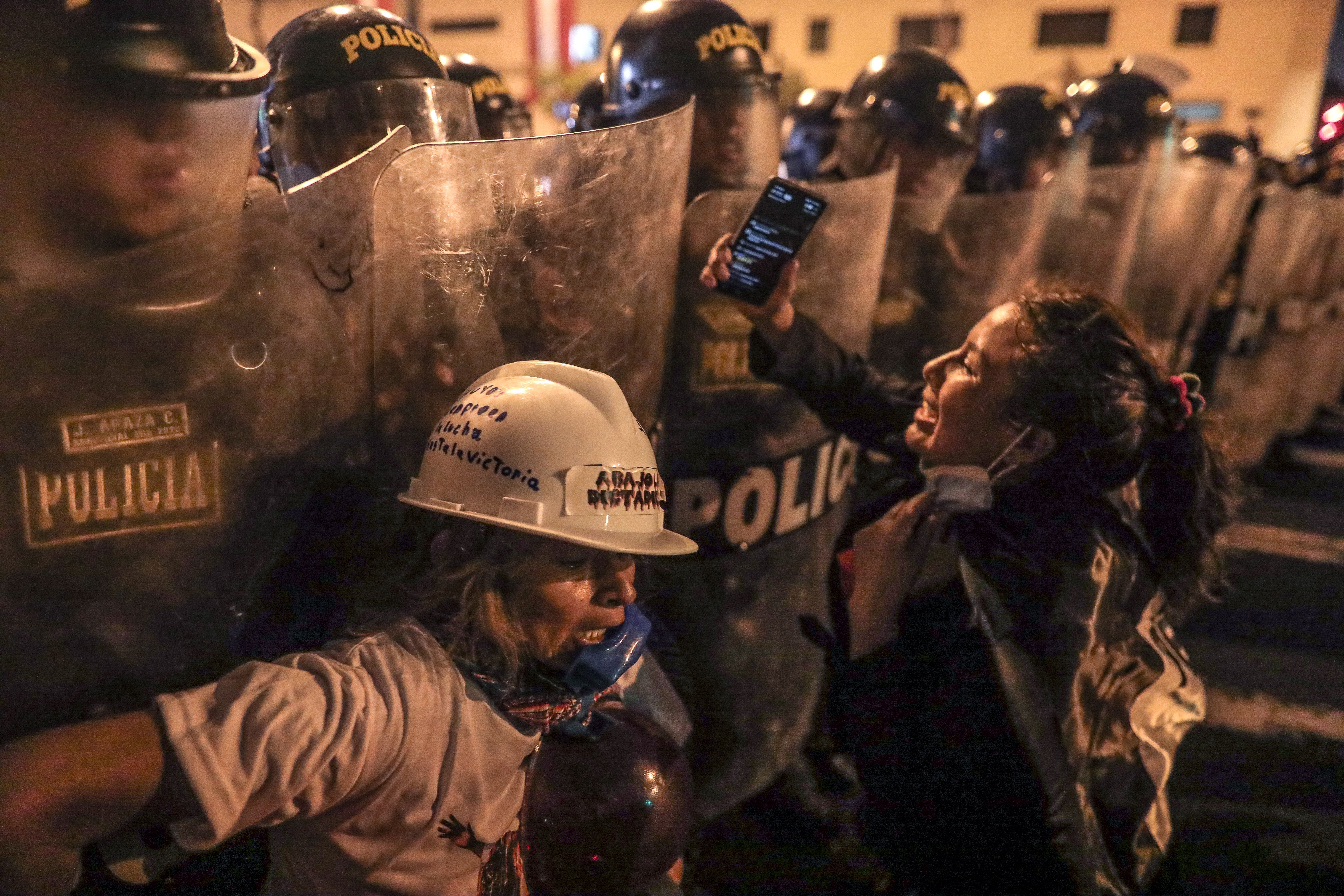 Perú: policía dispersó a manifestantes que llegaron hasta exteriores del Congreso