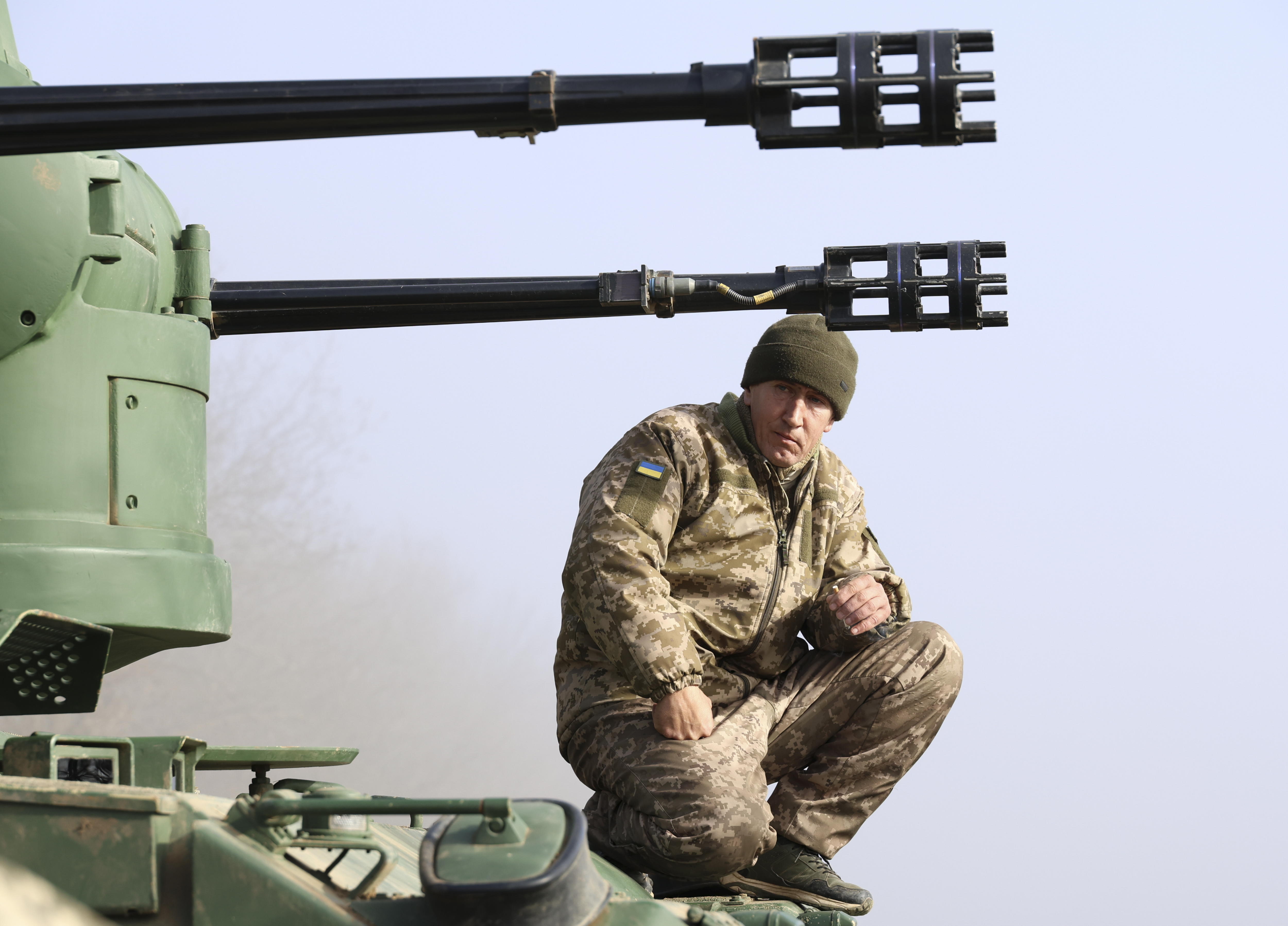 Odesa (Ukraine), 22/02/2024.- Ukrainian servicemen operate a German self-propelled anti-aircraft gun Gepard near the southern Ukrainian city of Odesa, Ukraine, 22 February 2024 amid the Russian invasion. The Gepard is an effective weapon to combat Russian-Iranian suicide drones that very often are used to attack the Odesa region. Russian troops entered Ukrainian territory on 24 February 2022, starting a conflict that has provoked destruction and a humanitarian crisis. (Rusia, Ucrania) EFE/EPA/IGOR TKACHENKO