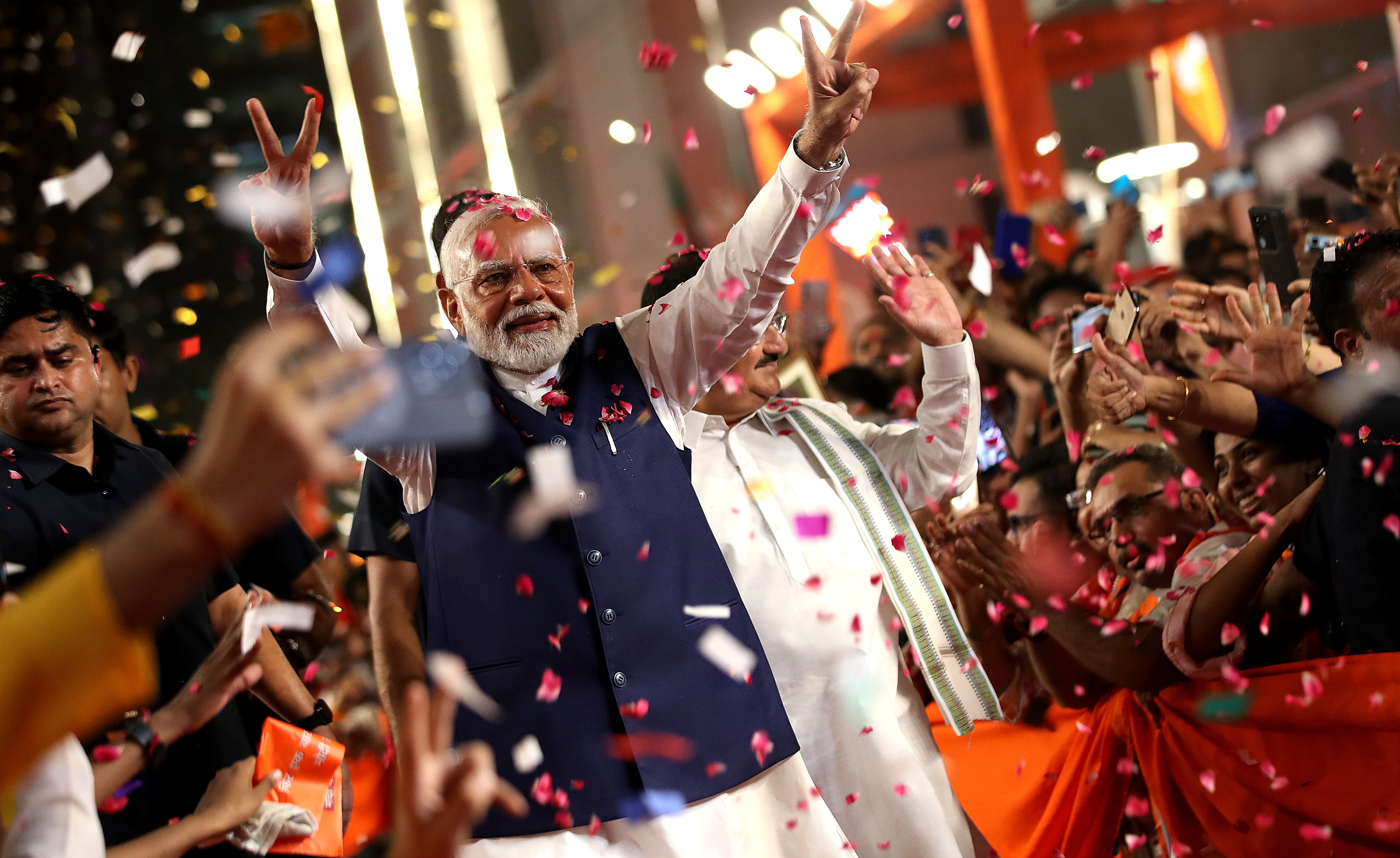 New Delhi (India), 04/06/2024.- Bharatiya Janata Party (BJP) leader and Indian Prime Minister Narendra Modi (C) arrives at the party headquarters to deliver a victory speech, in New Delhi, India, 04 June 2024. Modi addressed the crowd to claim victory in the 2024 India elections which started on 19 April. The Lok Sabha elections were held for 545 lower house seats, and a party or alliance needs 272 seats to form a government. (Elecciones, Nueva Delhi) EFE/EPA/HARISH TYAGI