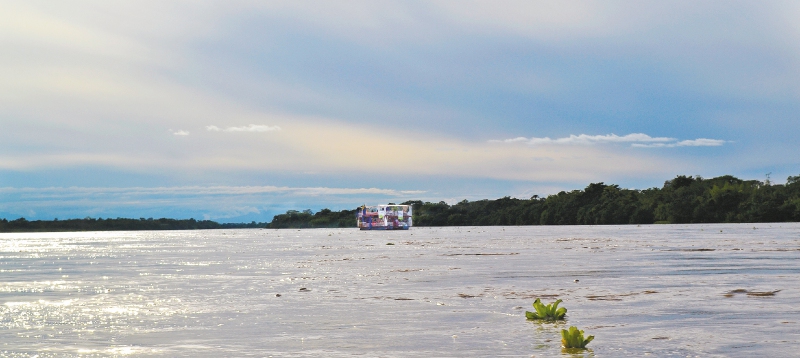 El río Arauca traza la frontera entre Colombia y Venezuela en una extensión de 320 kilómetros. Cada orilla del río pertenece a un país. / María Paula Rubiano