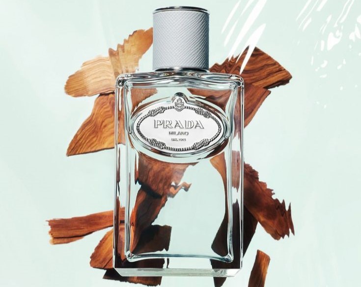 Un perfume floral con un toque cítrico, Infusion d'Iris de Prada evoca la sensación de ropa limpia secada al sol.