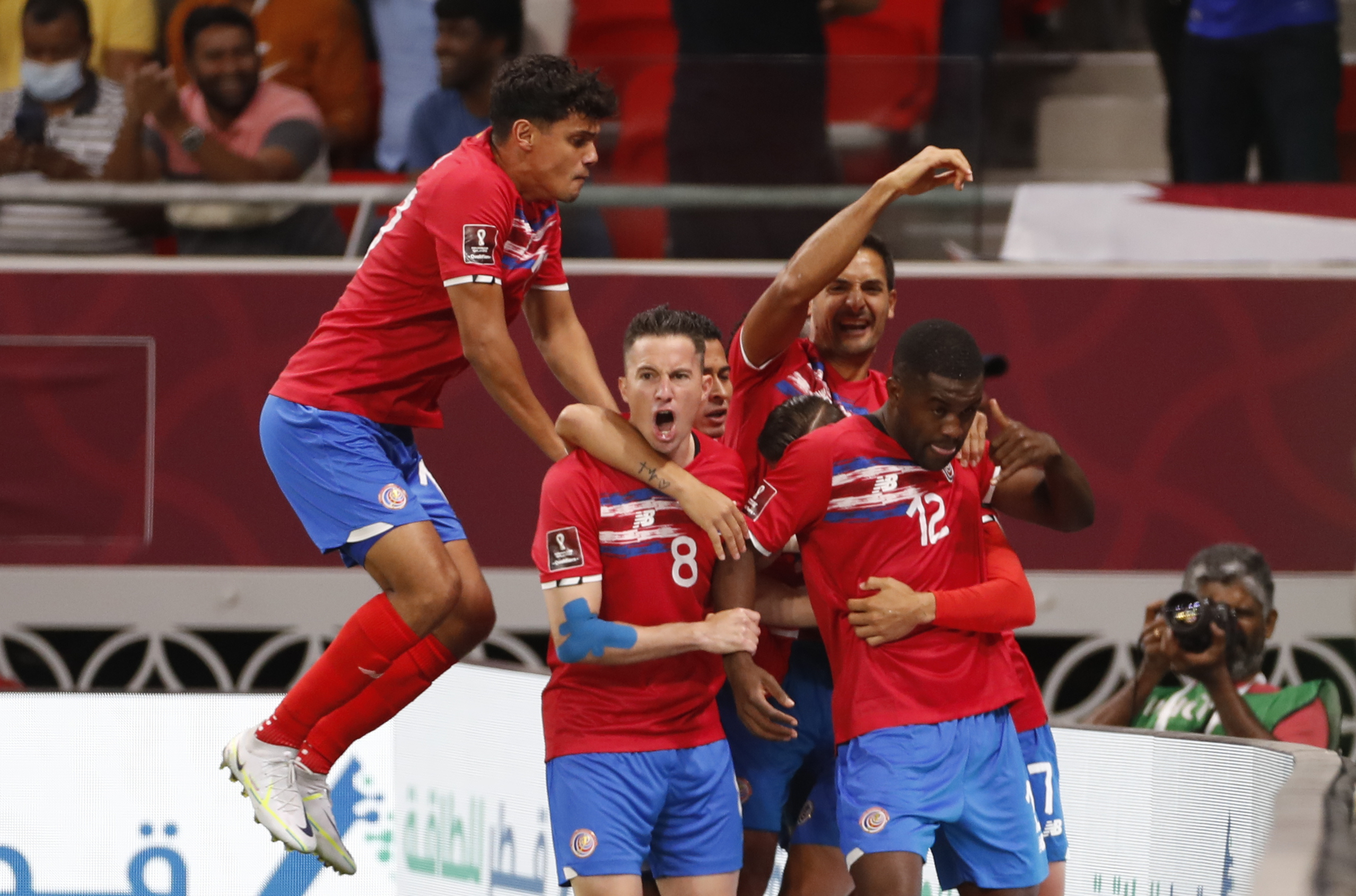 DOHA (CATAR), 14/06/2022. -El extremo costarricense Joel Campbell (d) celebra junto a sus compañeros tras anotar el 1-0 durante un encuentro clasificatorio para el Mundial de fútbol de Catar 2022 disputado entre Costa Rica y Nueva Zelanda, este martes en el estadio Al Rayyan Stadium de Doha. EFE/ Alberto Estévez