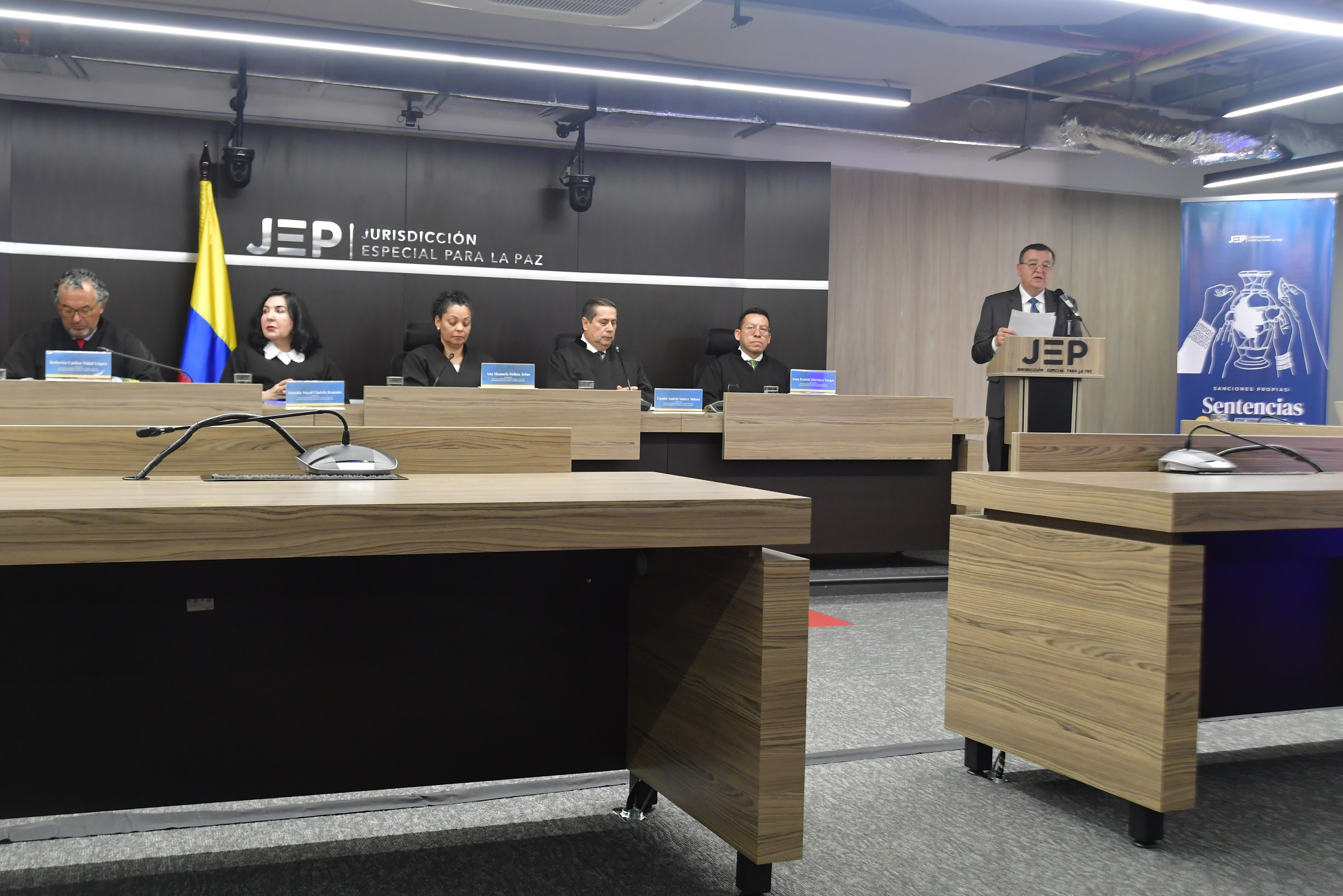 Roberto Vidal; Zoraida Anyul Chalela Romano; Ana Manuela Ochoa Arias; Camilo Andrés Suárez Aldana y Juan Ramón Martinez, magistrados de la Jurisdicción Especial para la Paz (JEP), durante la emisión de la primera sentencia condenatoria por el caso 01 (secuestros), contra la última línea del Secretariado de la antigua guerrilla de las Farc (izq-der).