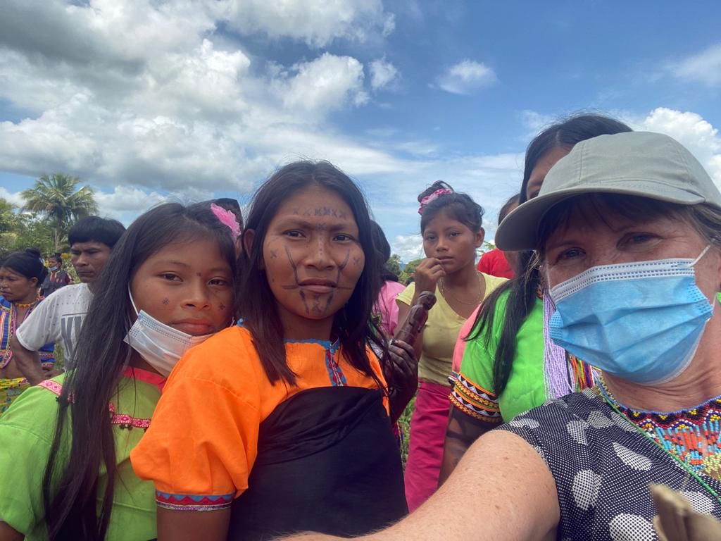 La embajadora de Irlanda en la comunidad de Alto Guayabal, resguardo ubicado en Chocó.