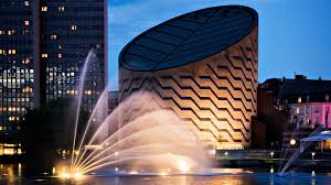 El Tycho Brahe Planetarium es un moderno centro científico ubicado junto al lago Skt. Jørgens Sø que combina educación y entretenimiento para todas las edades. Inaugurado en 1989 y nombrado en honor al astrónomo Tycho Brahe, destaca por su enorme cúpula —la más grande del norte de Europa— donde se proyectan películas en formato IMAX y experiencias inmersivas sobre el universo. Además de sus exposiciones, integra arte y ciencia con instalaciones como “Cosmic Threads” del artista Tomás Saraceno, que invita a reflexionar sobre la conexión entre el cosmos, la Tierra y el futuro del planeta.