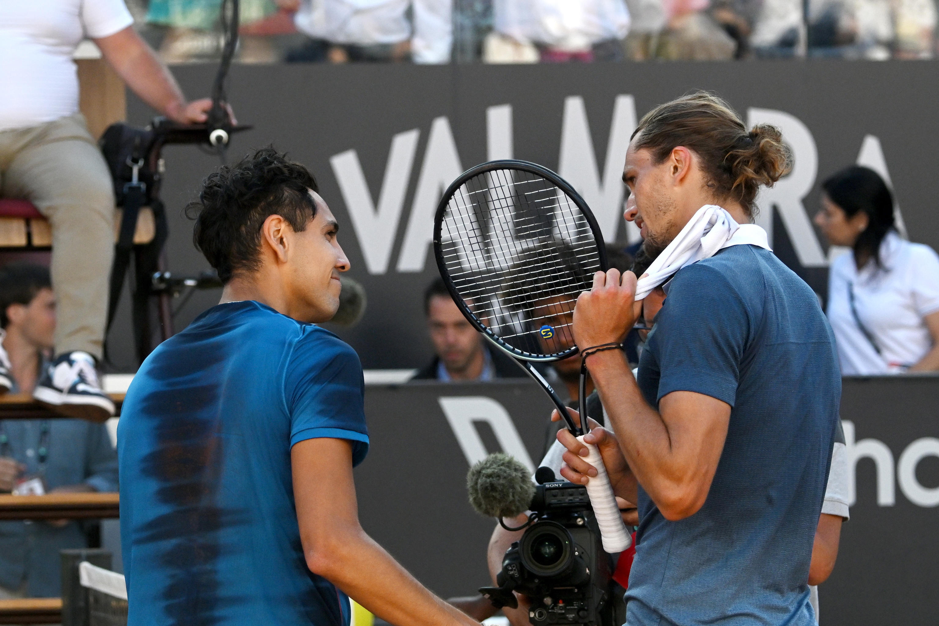 Rome (Italy), 17/05/2024.- Alexander Zverev (R) of Germany celebrates winning his men's singles semi final match against Alejandro Tabilo (L) of Chile at the Italian Open tennis tournament in Rome, Italy, 17 May 2024. (Tenis, Alemania, Italia, Roma) EFE/EPA/Alessandro Di Meo