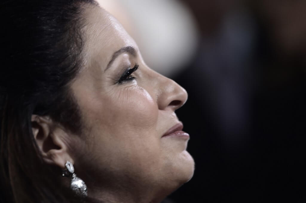 Gloria Estefan transforma su clásico «Get on your feet» por «Put on your mask»