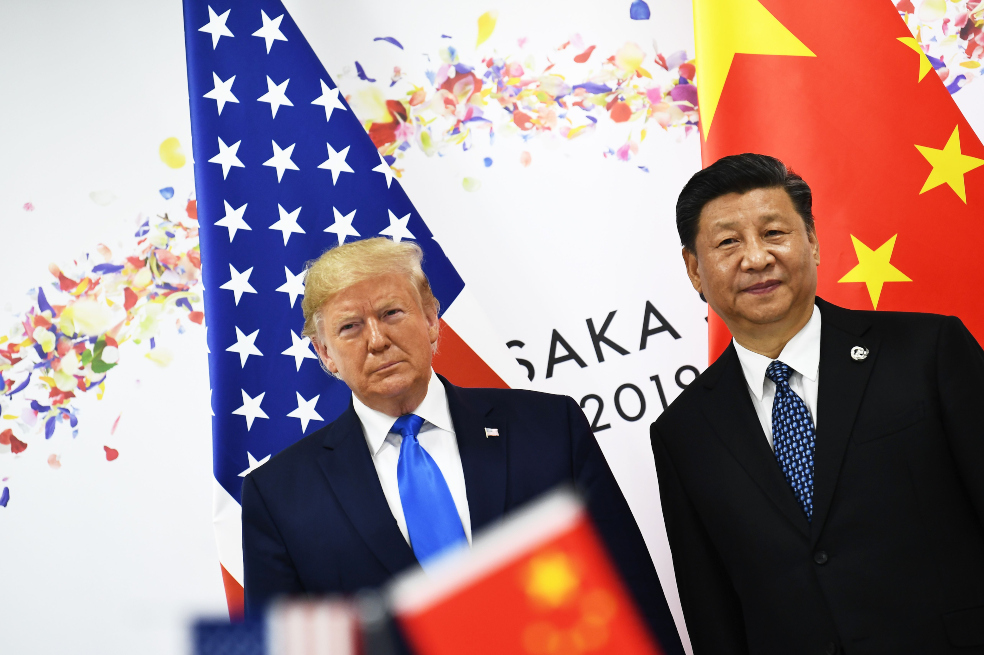 Encontrar la cura del COVID-19 tiene compitiendo a Estados Unidos, China, Rusia, Reino Unido y Europa por el primer lugar. En caso de que alguno halle una que funcione, hay quienes temen que la vacuna se politice y sean las potencias las que decidan cómo será producida y distribuida.