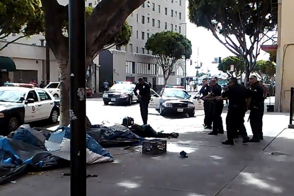 Video de policía disparando a habitante de la calle agita a Los Angeles, EE.UU.