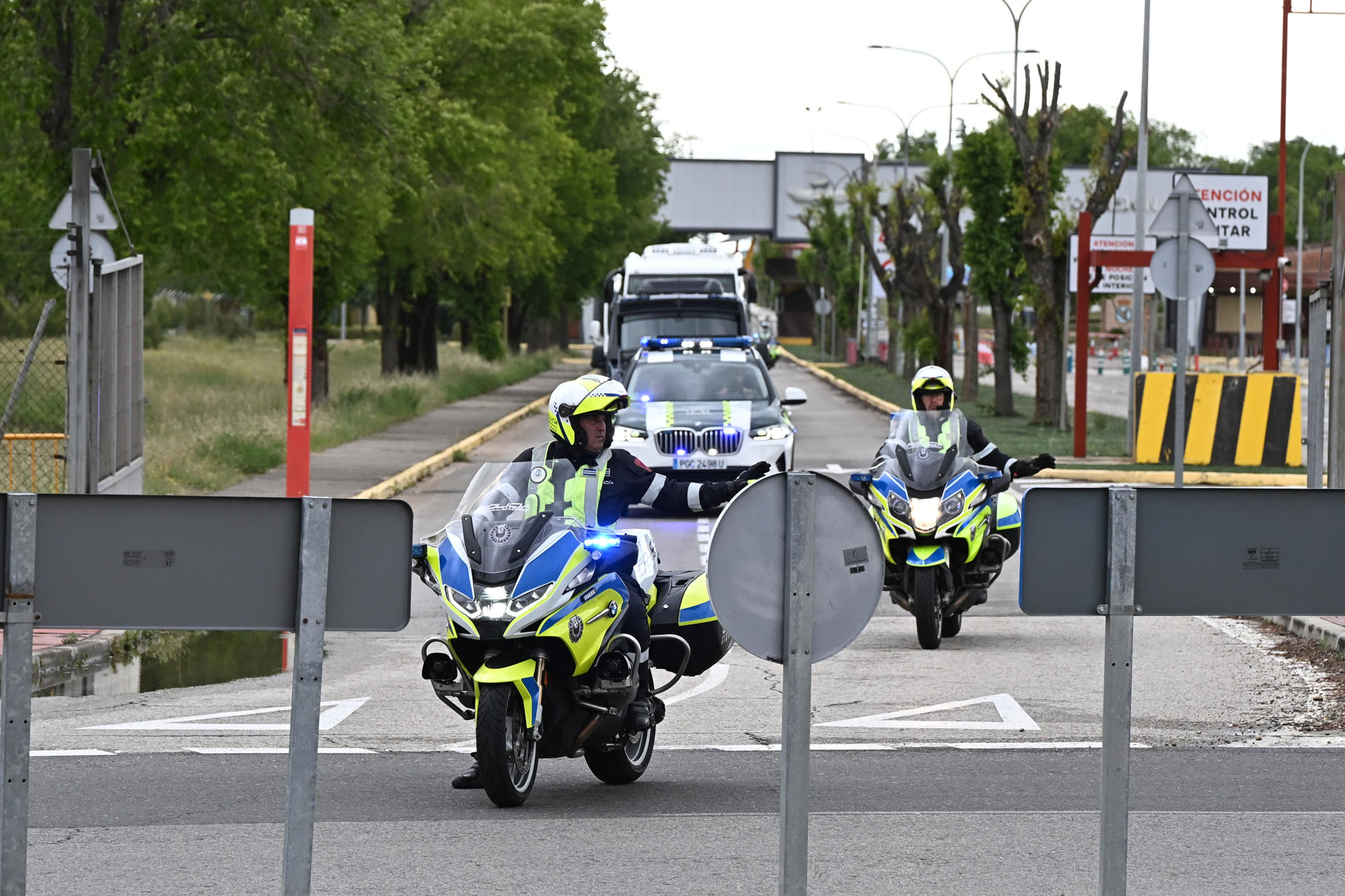 MADRID, 10/05/2026.- Un autobús transporta a los ciudadanos españoles que se encontraban en el crucero MV Hondius este domingo desde la Base Aérea de Torrejón hasta el Hospital Gómez Ulla . El avión militar con los catorce españoles que han sido desembarcados este domingo en Tenerife del crucero MV Hontius afectado por un brote de hantavirus ha aterrizado a las 15:00 horas en la base aérea de Torrejón (Madrid), desde donde serán conducidos al Hospital Gómez Ulla para ponerse en cuarentena. EFE/ Fernando Villar