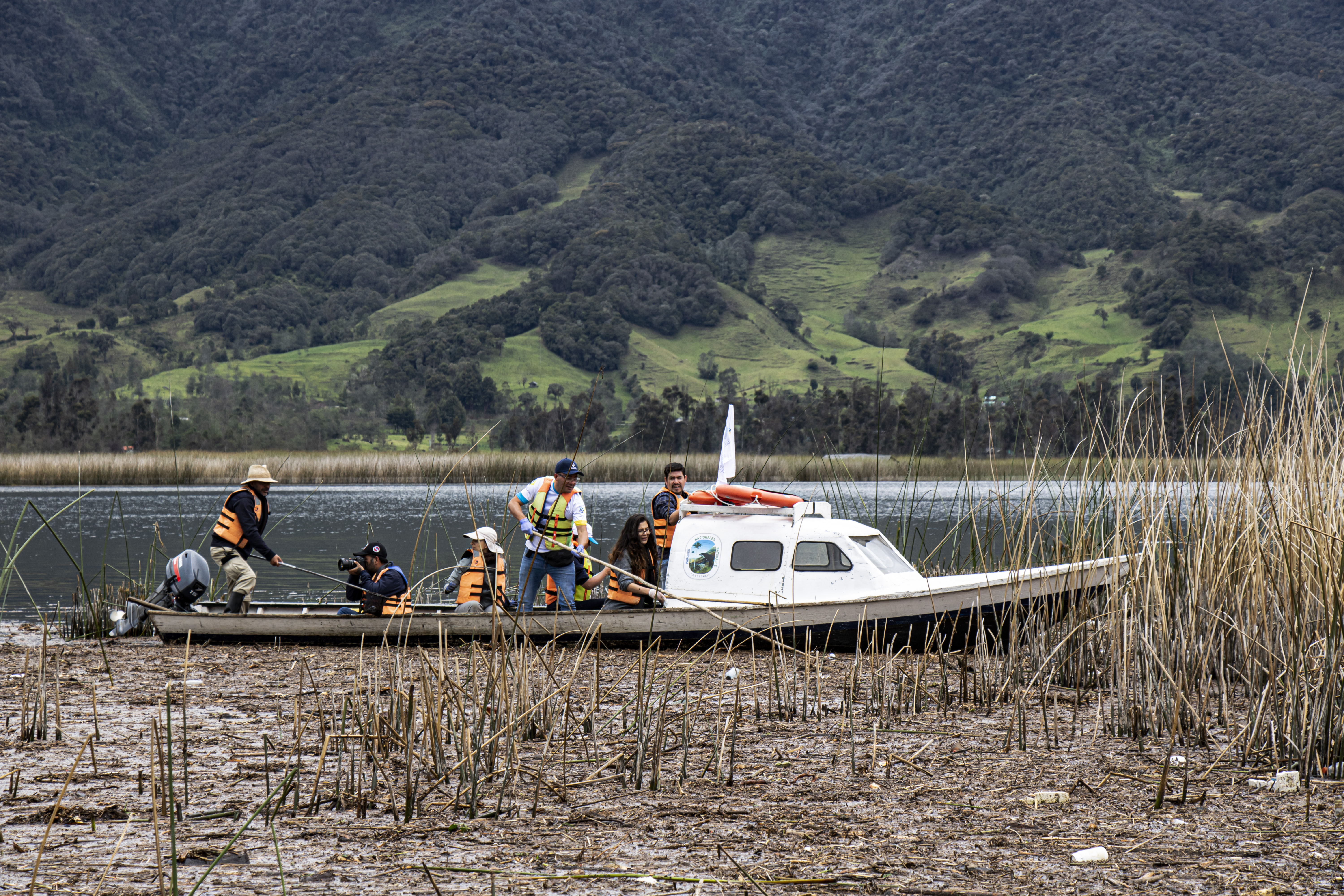 En fotos: buzos sacaron más de una tonelada de basura de la laguna de La Cocha