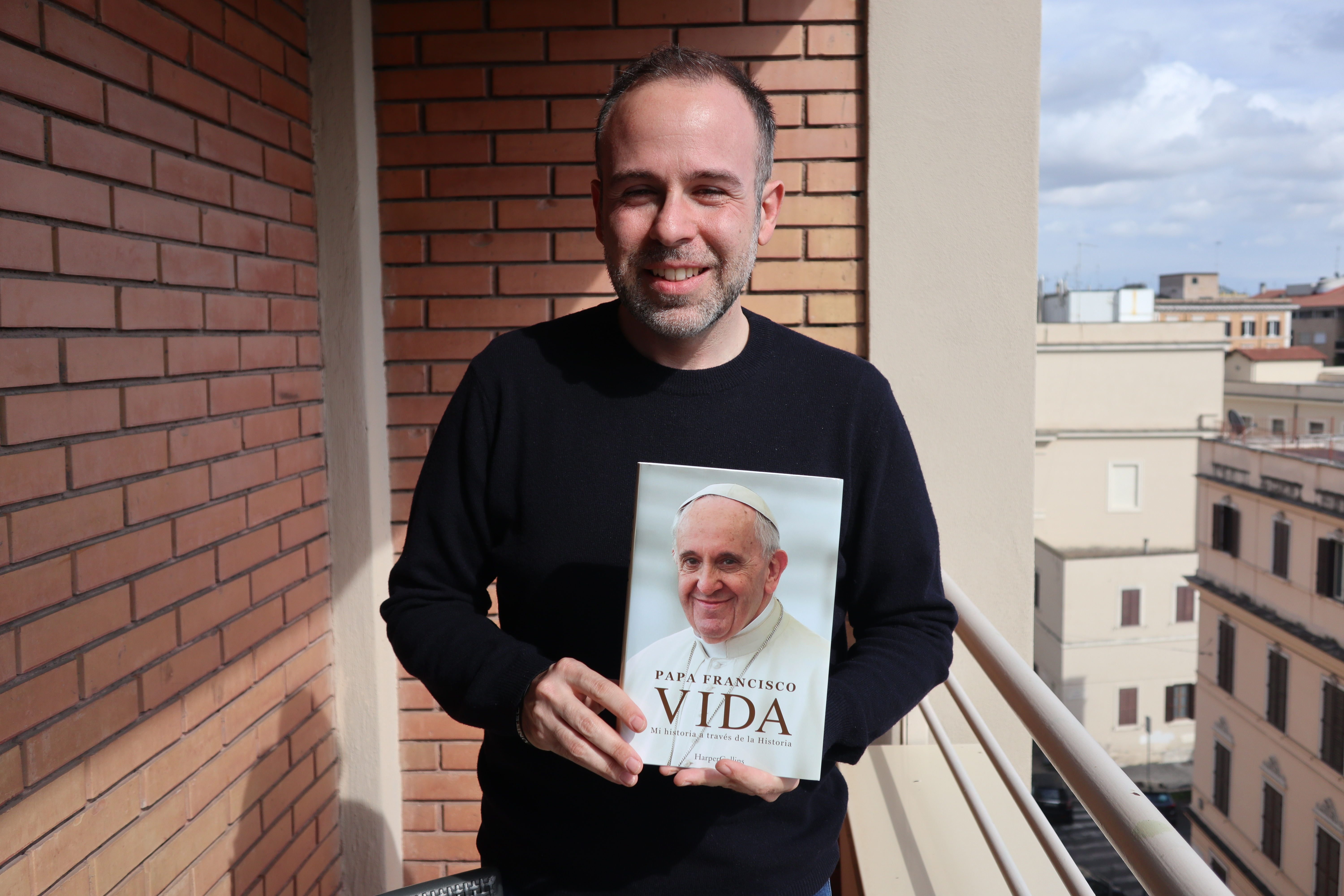 ROMA, 19/03/2024.-El vaticanista italiano Fabio Marchese Ragona posa con un ejemplar en español del libro "Vida. Mi historia a través de la Historia", la autobiografía del papa Francisco que ha escrito junto al pontífice. El papa Francisco escarba en la intimidad de sus recuerdos "a través de la Historia" en su autobiografía, desde la Segunda Guerra Mundial hasta su elección como pontífice en 2013 o la pandemia de la covid-19, pasando por la dictadura militar en Argentina, que fue "algo diabólico". "Quizás no hice lo suficiente por ella", dice sobre Esther, su jefa en el laboratorio en el que trabajaba cuando era joven, a la que el régimen militar torturó y asesinó lanzándola desde un avión, algo por lo que Francisco aún se lamenta en "Vida. Mi historia a través de la Historia" (Harper Collins, 2024), que se publica este miércoles en España.-EFE/ Miguel Salvatierra