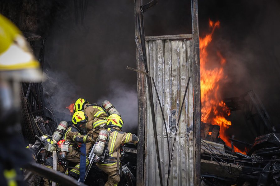 Incendio en El Naranjal (Medellín) generó afectaciones en tres locales y una casa