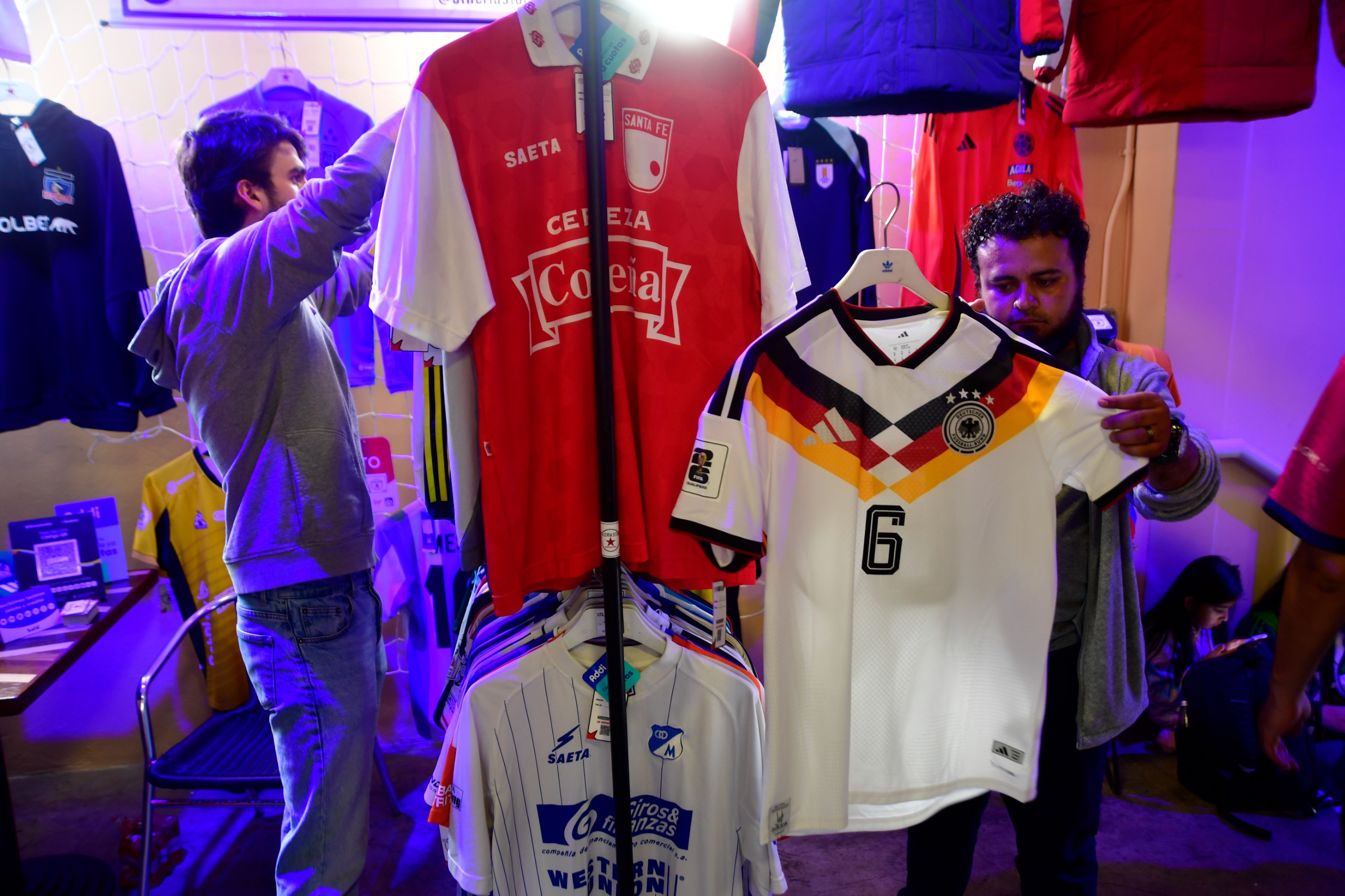 La presencia argentina fue una de las más visibles del evento. Varios expositores viajaron a Bogotá para mostrar camisetas de clubes históricos y compartir historias ligadas a sus colecciones.