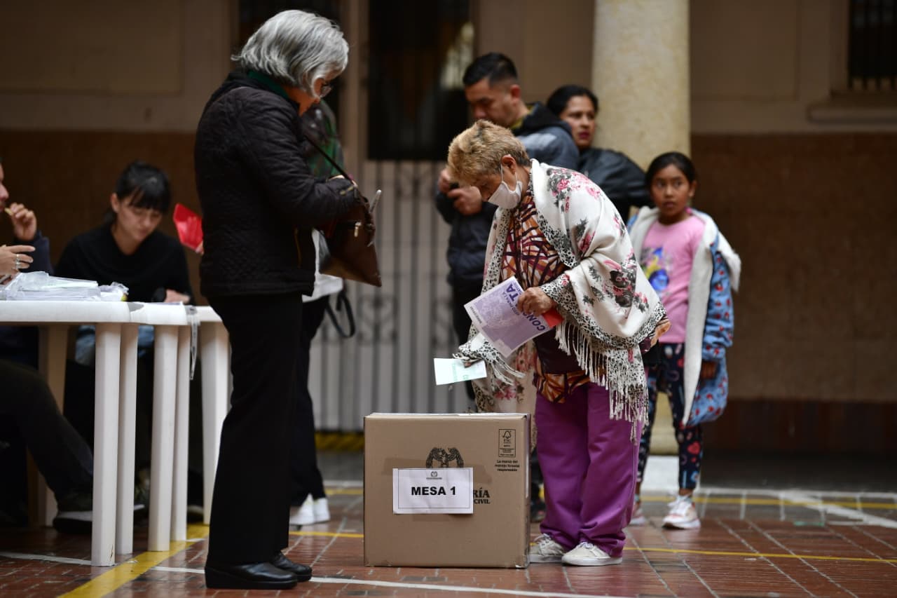 De acuerdo con el órgano electoral encabezado por Hernán Penagos, para las 2:00 p. m., más de un millón de ciudadanos (1'250.000) habían ejercido su derecho al voto.