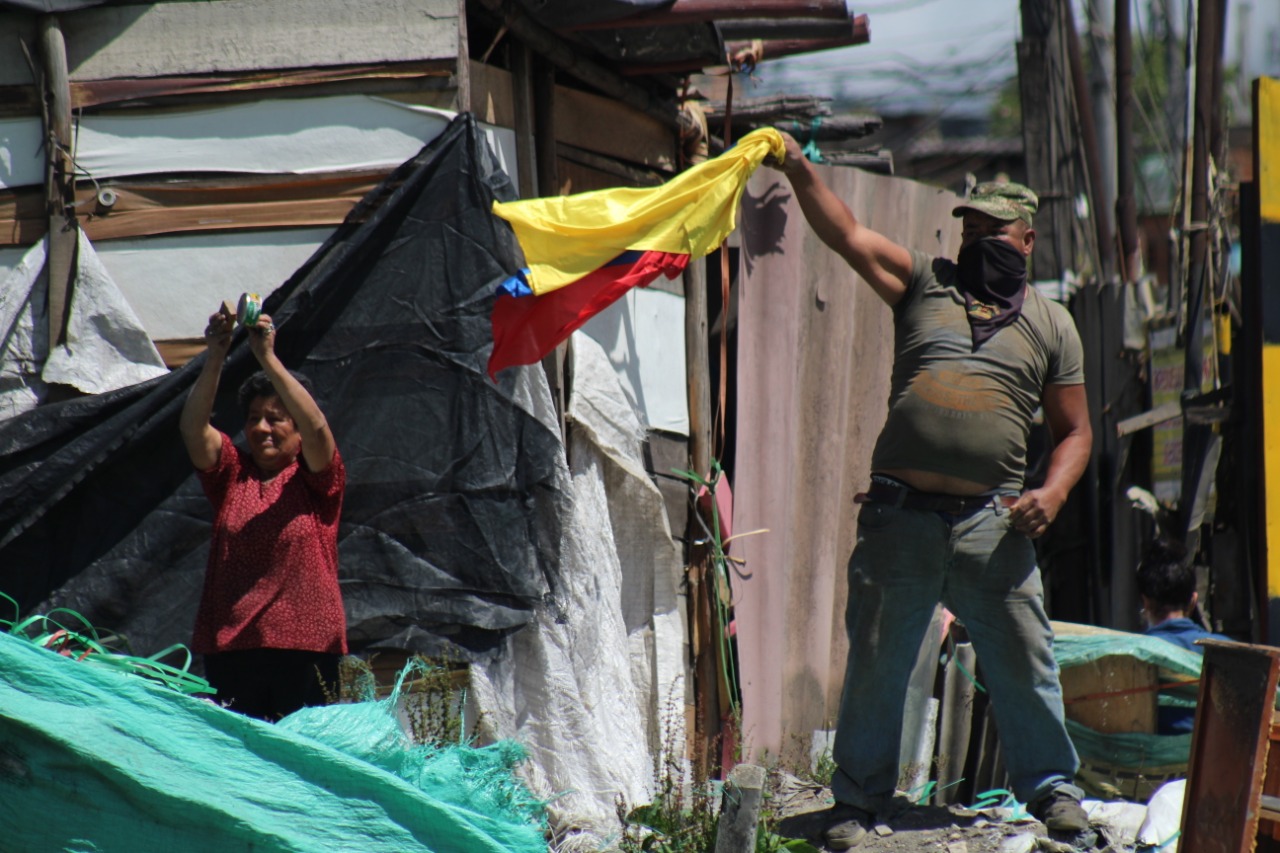 Mientras la movilización avanzaba otros vecinos del sector manifestaron su apoyo a los manifestantes.