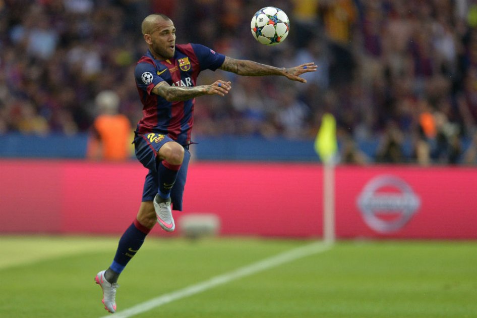 Dani Alves renovó contrato con Barcelona por dos años