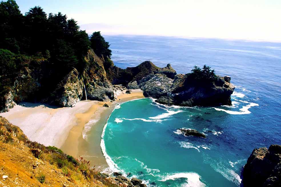 En la región de Big Sur las montañas de Santa Lucía se elevan desde el océano Pacífico. Una vista imperdible de la costa de los Estados Unidos. / Fotos: 123rf