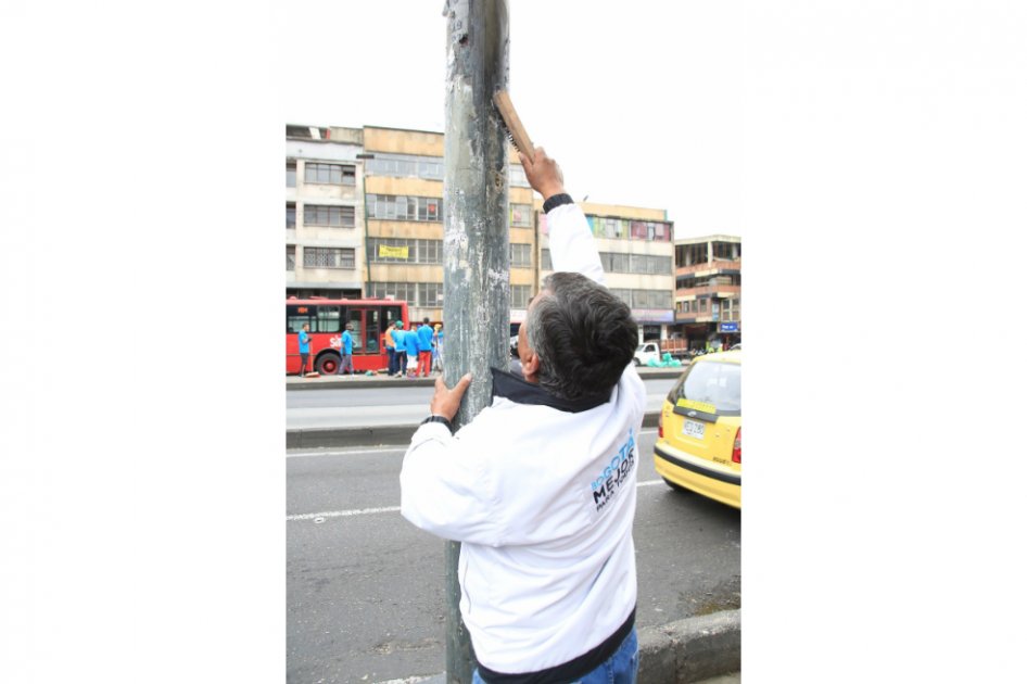Más de 8.000 carteles y afiches han sido eliminados del espacio público de Bogotá