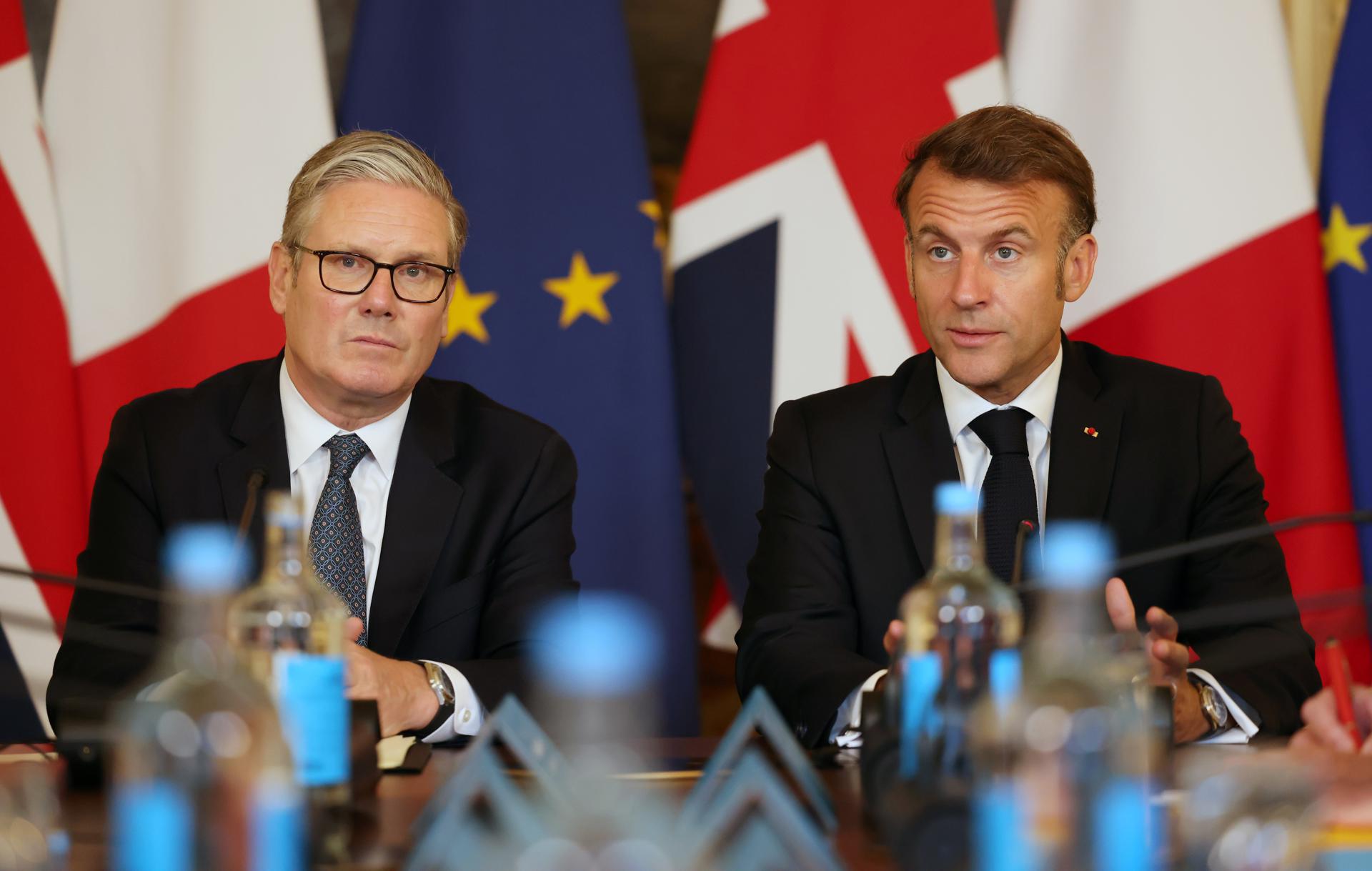 LONDON (United Kingdom), 10/07/2025.- British Prime Minister Keir Starmer (L) and French President Emmanuel Macron (R) speak during a UK-France Summit at 10 Downing Street in London, Britain, 10 July 2025. President Macron and his wife Brigitte are on a three-day state visit to Britain. (Francia, Reino Unido, Londres) EFE/EPA/ANDY RAIN / POOL
