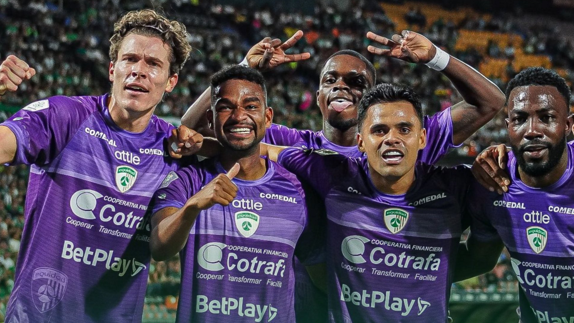 Jugadores de La Equidad celebran la victoria ante Atlético Nacional en el Atanasio Girardot.