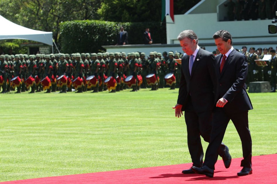 En su visita de un día, Santos y su esposa, María Clemencia Rodríguez, fueron recibidos con honores por Peña Nieto en un campo militar. /Presidencia