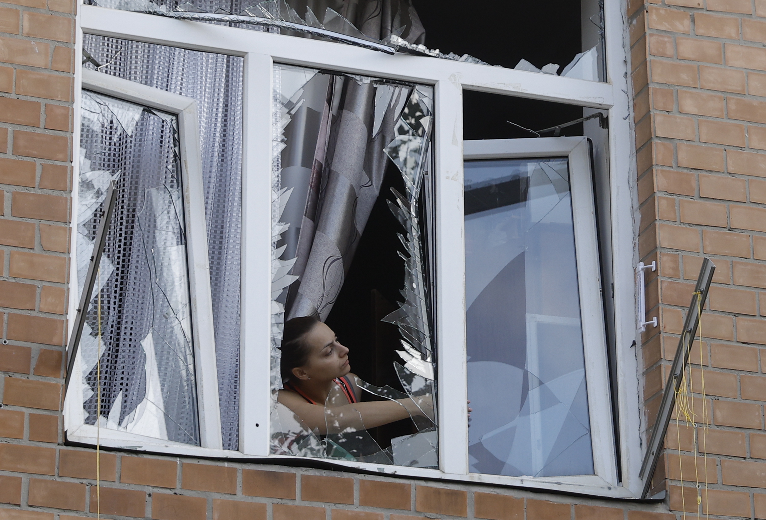 Kyiv (Ukraine), 21/09/2023.- A local woman stands by a damaged window of her flat near the site where debris from a missile fell on a residential area in Kyiv (Kiev), Ukraine, 21 September 2023, amid the Russian invasion. Ukraine recorded 43 rocket attacks overnight, 36 of which were shot down, the Ukrainian Air Force said. As a result of falling debris, damage was reported in the capital Kyiv's districts of Darnytskyi, Solomyanskyi, Shevchenkivskyi, Ihor Klymenko, Ukraine's Minister of Internal Affairs wrote on telegram, adding that fires broke out in the Darnytskyi district injuring seven people, including a child. (Rusia, Ucrania, Kiev) EFE/EPA/SERGEY DOLZHENKO