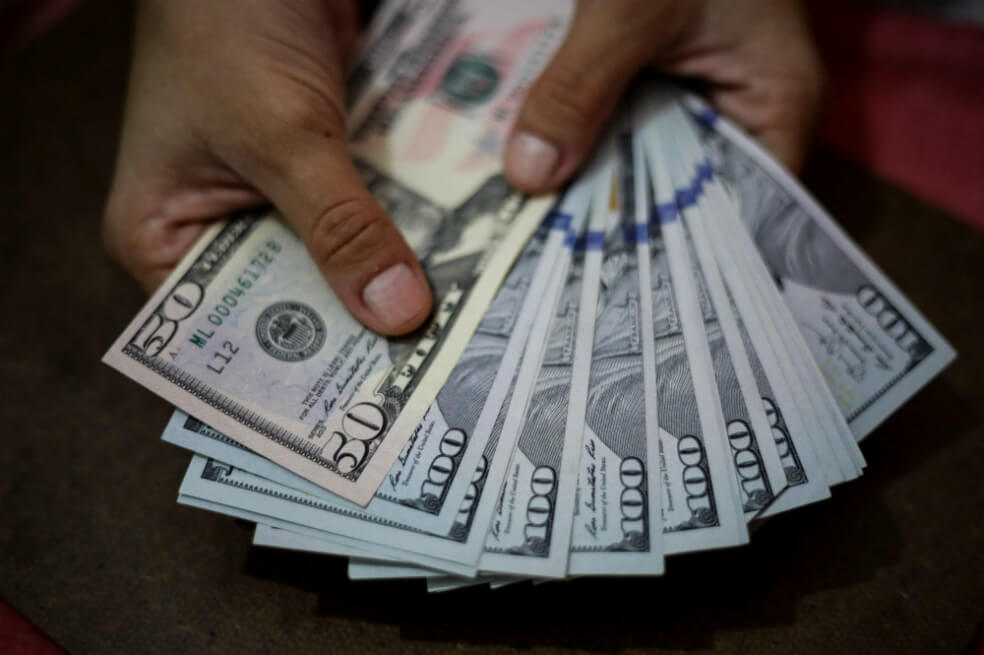 La hiperinflación y la pérdida de poder adquisitivo del venezolano son una realidad en el país suramericano. El martes se cumplió un año del plan de "recuperación económica" impulsado por Nicolás Maduro para enfrentar la crisis, sin resultados a la vista.  / EFE