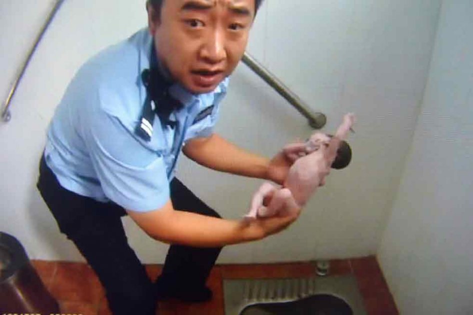 Dramático rescate de una bebé que fue arrojada a un sanitario