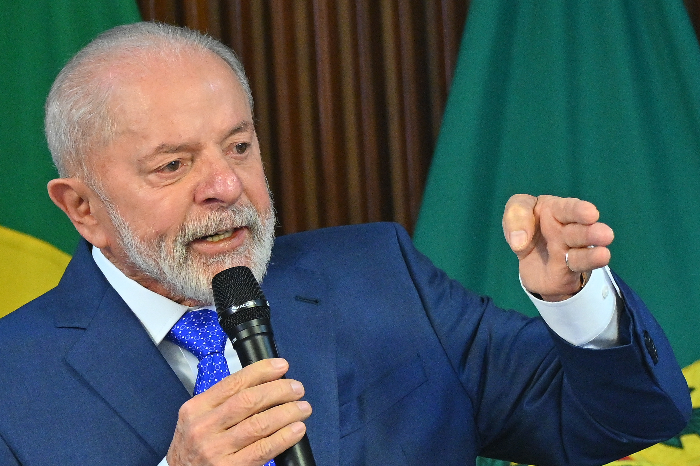 AME8912. BRASILIA (BRASIL), 08/08/2024.- El presidente de Brasil, Luiz Inácio Lula da Silva, habla durante una reunión ministerial, este jueves en el Palácio del Planalto, en Brasilia (Brasil). Lula da Silva afirmó que la economía del país se mantiene "muy equilibrada" a pesar de las perspectivas de que se produzca una crisis internacional. EFE/ André Borges